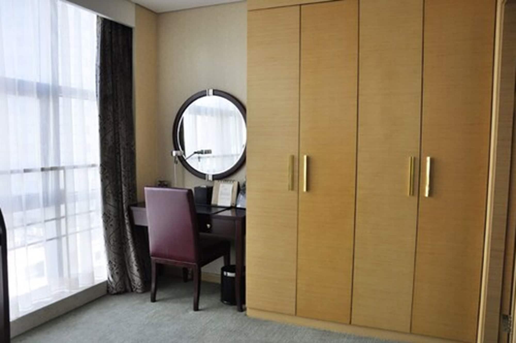 Hotel Regal Plaza & Waigaoqiao 4*