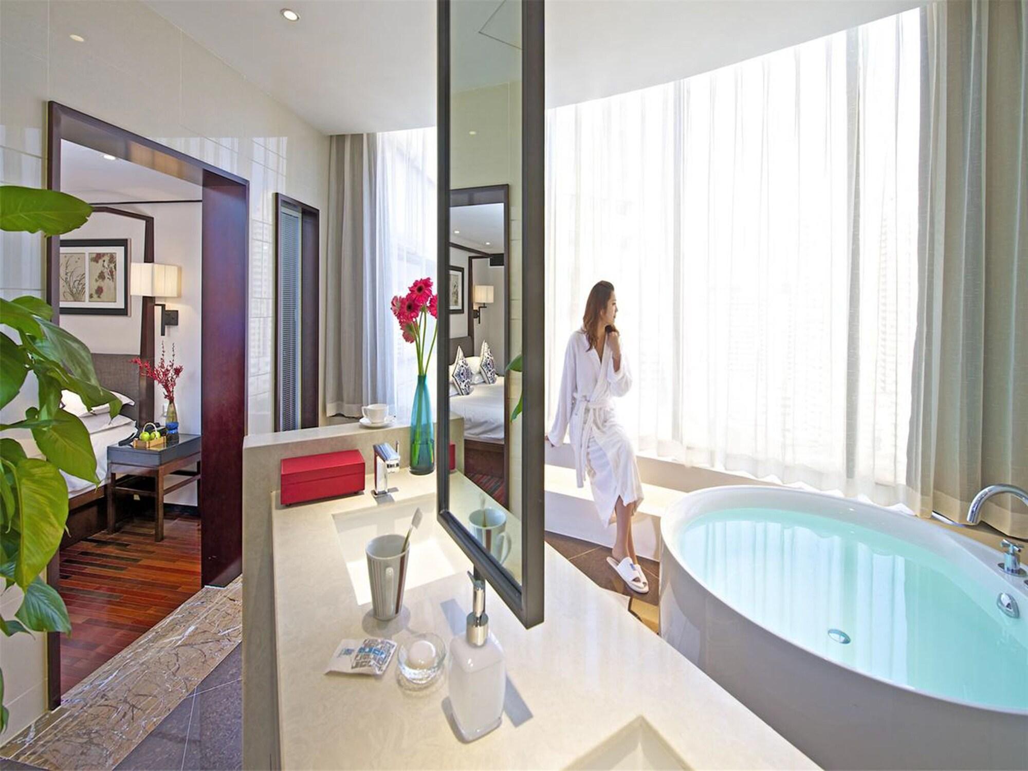 Hotel Ssaw Boutique Hongkou 3*