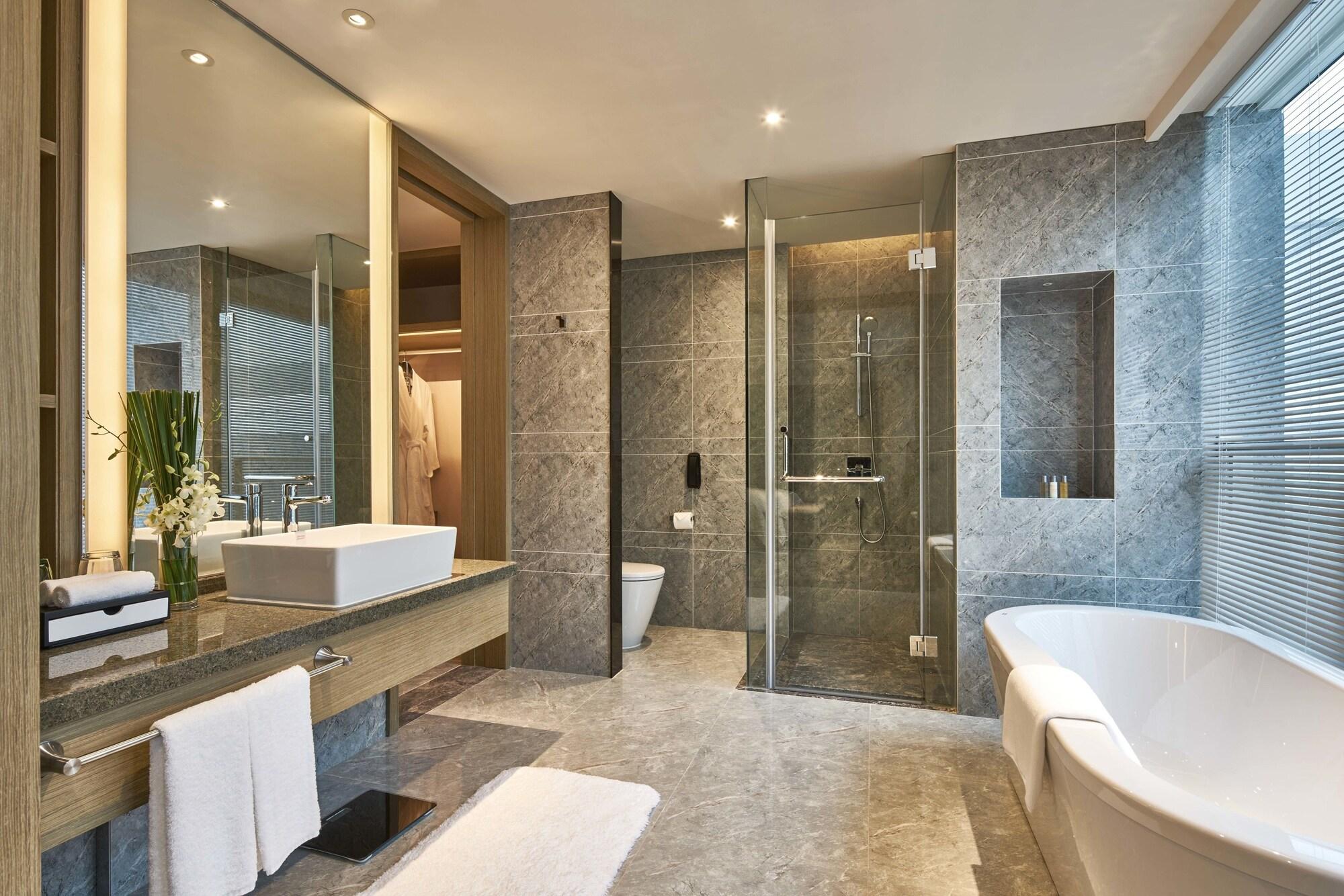 The Qube Hongqiao Hotel 5*