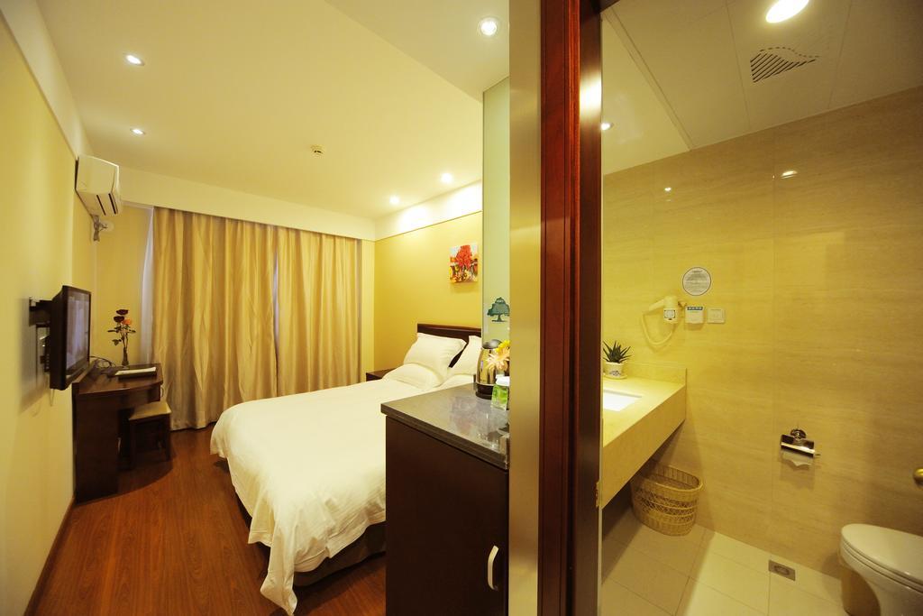 Greentree West Huaxia Road Metro Station Express 3*