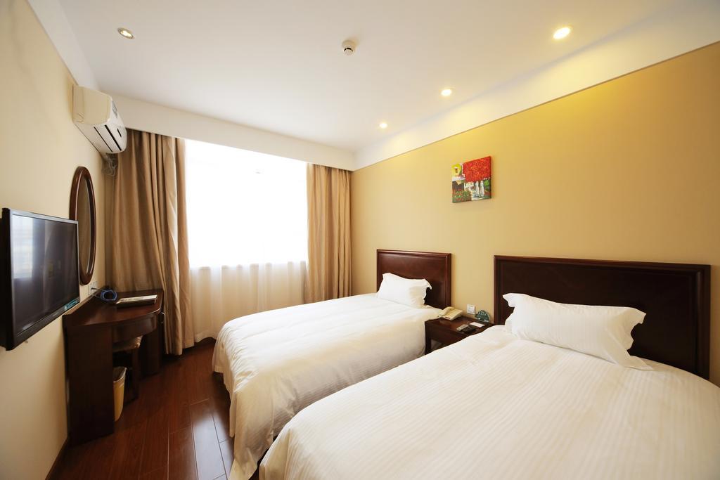 Greentree West Huaxia Road Metro Station Express 3*