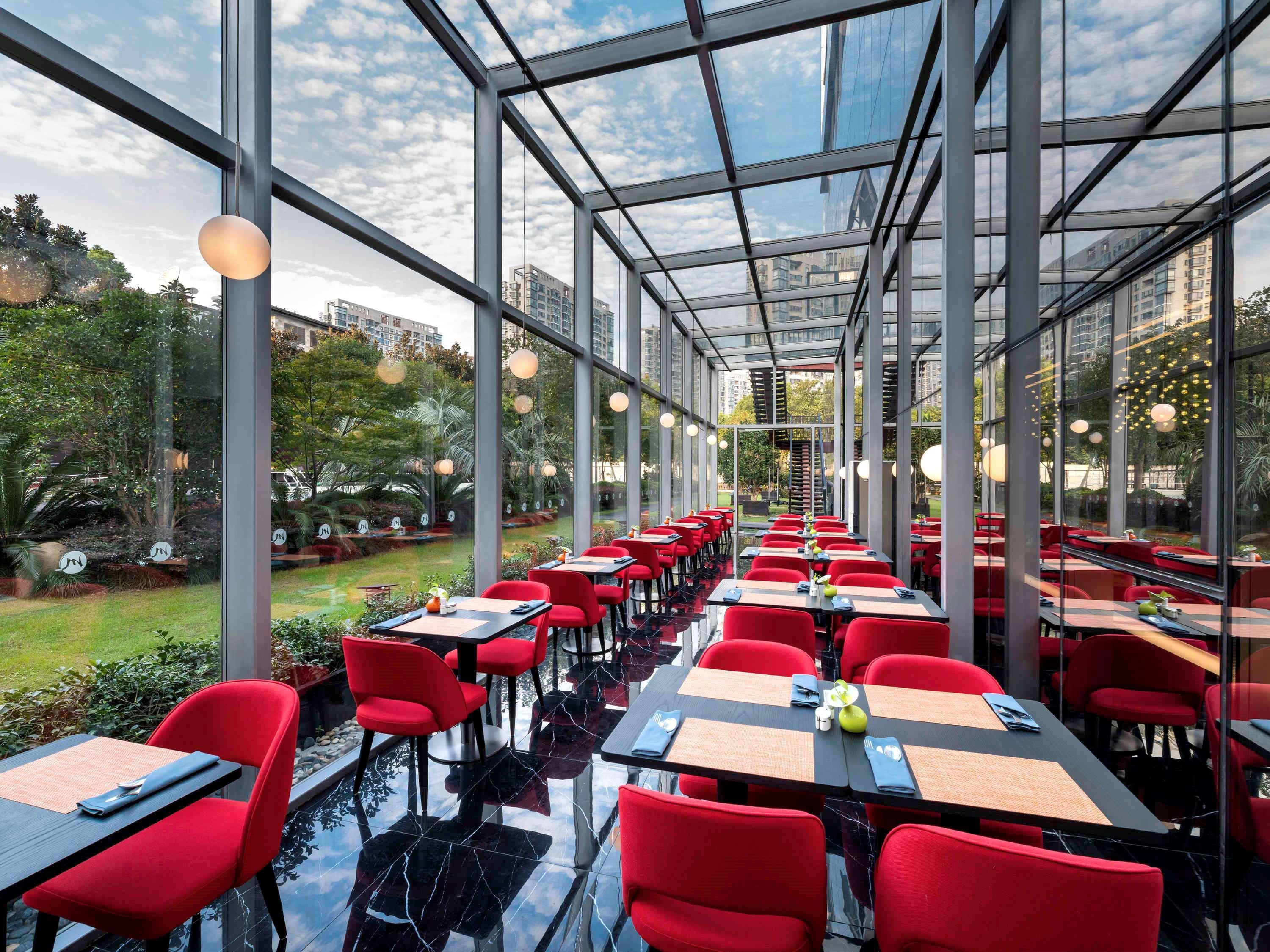 Hotel Grand Mercure Century Park - Free Shuttle Bus To Sniec 5*