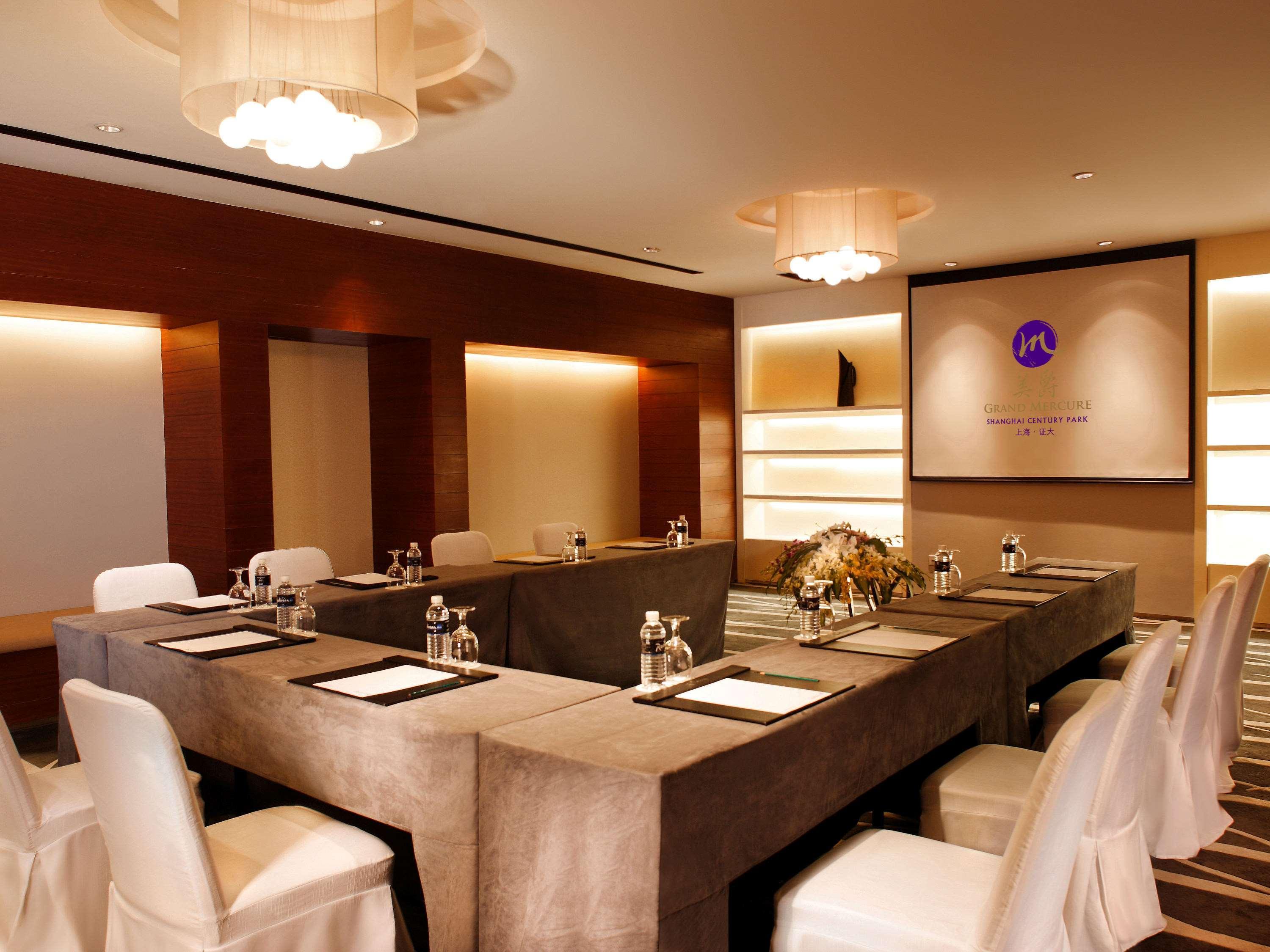 Hotel Grand Mercure Century Park