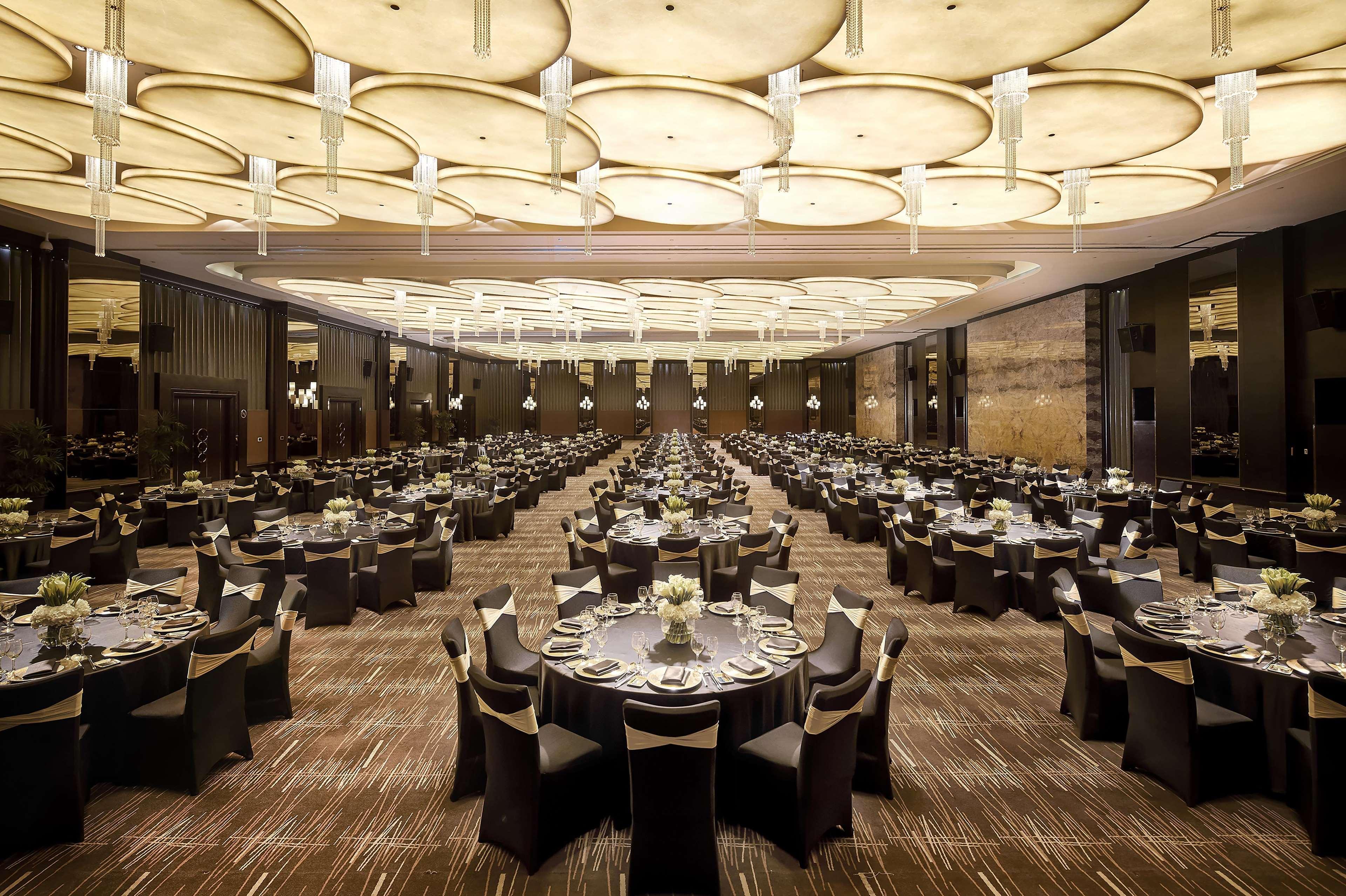 Hotel Hilton Hongqiao 5*