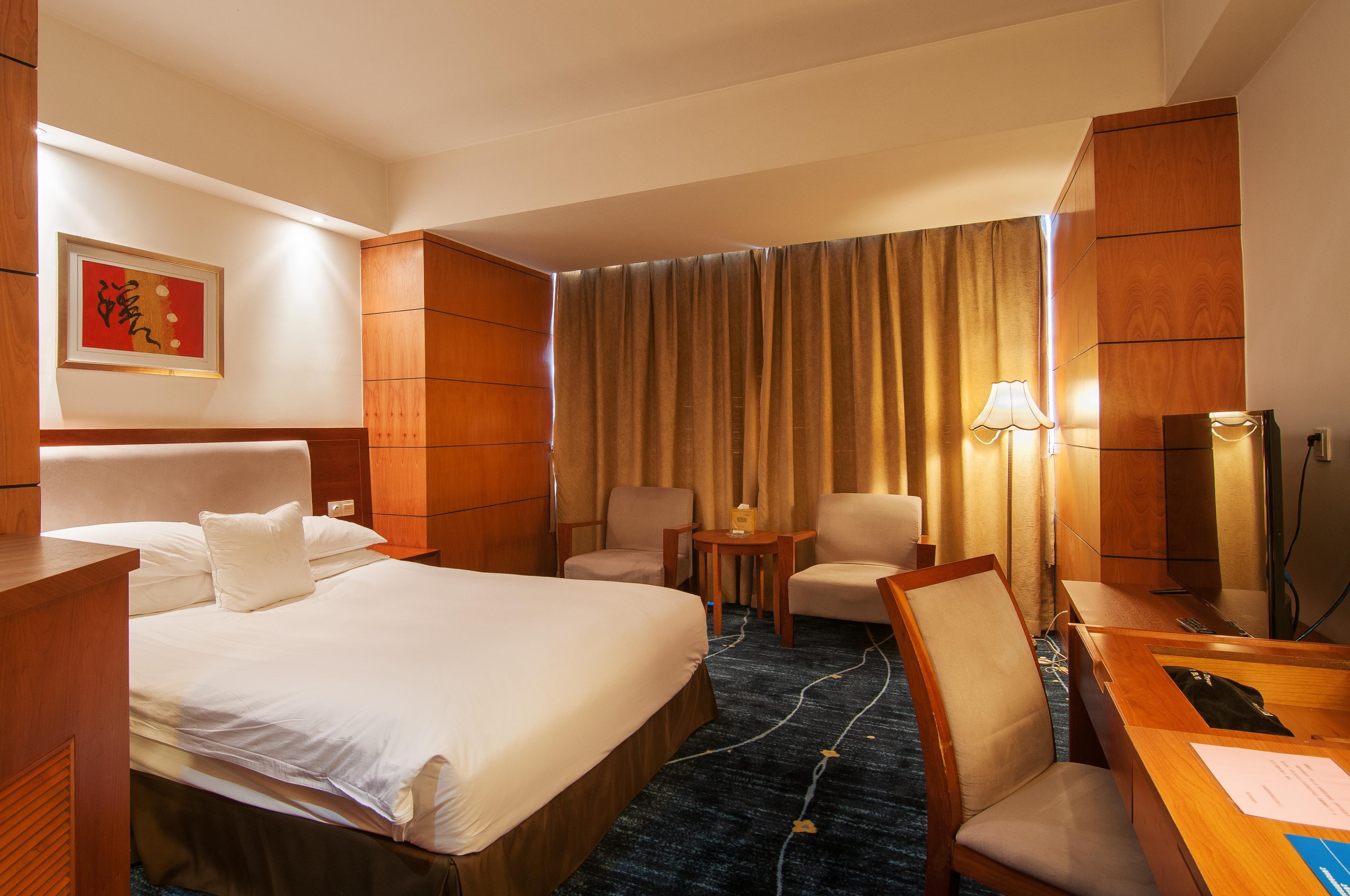 Gloria Plaza Kangqiao Hotel 3*