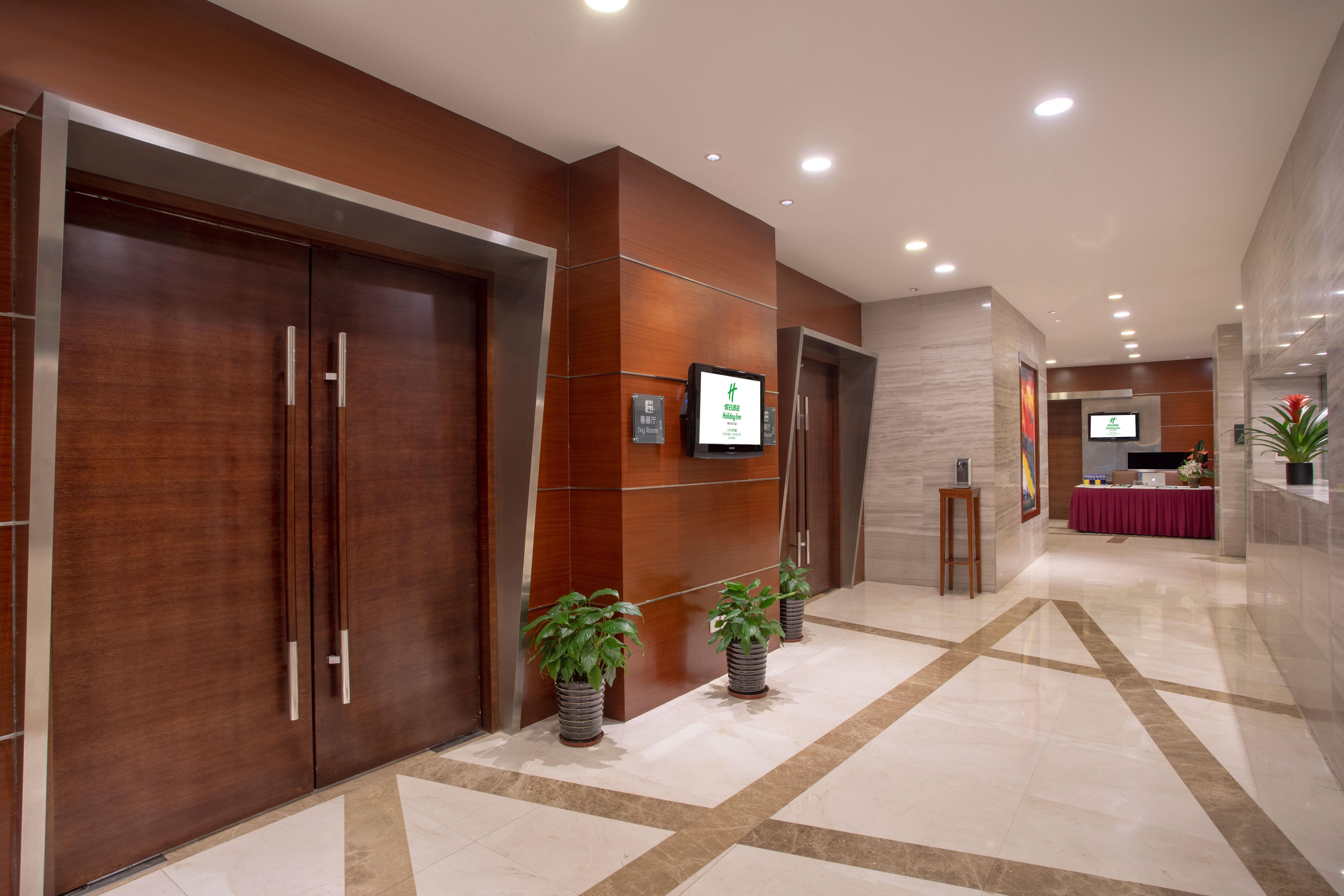 Holiday Hongqiao Central By Ihg Hotel 4*
