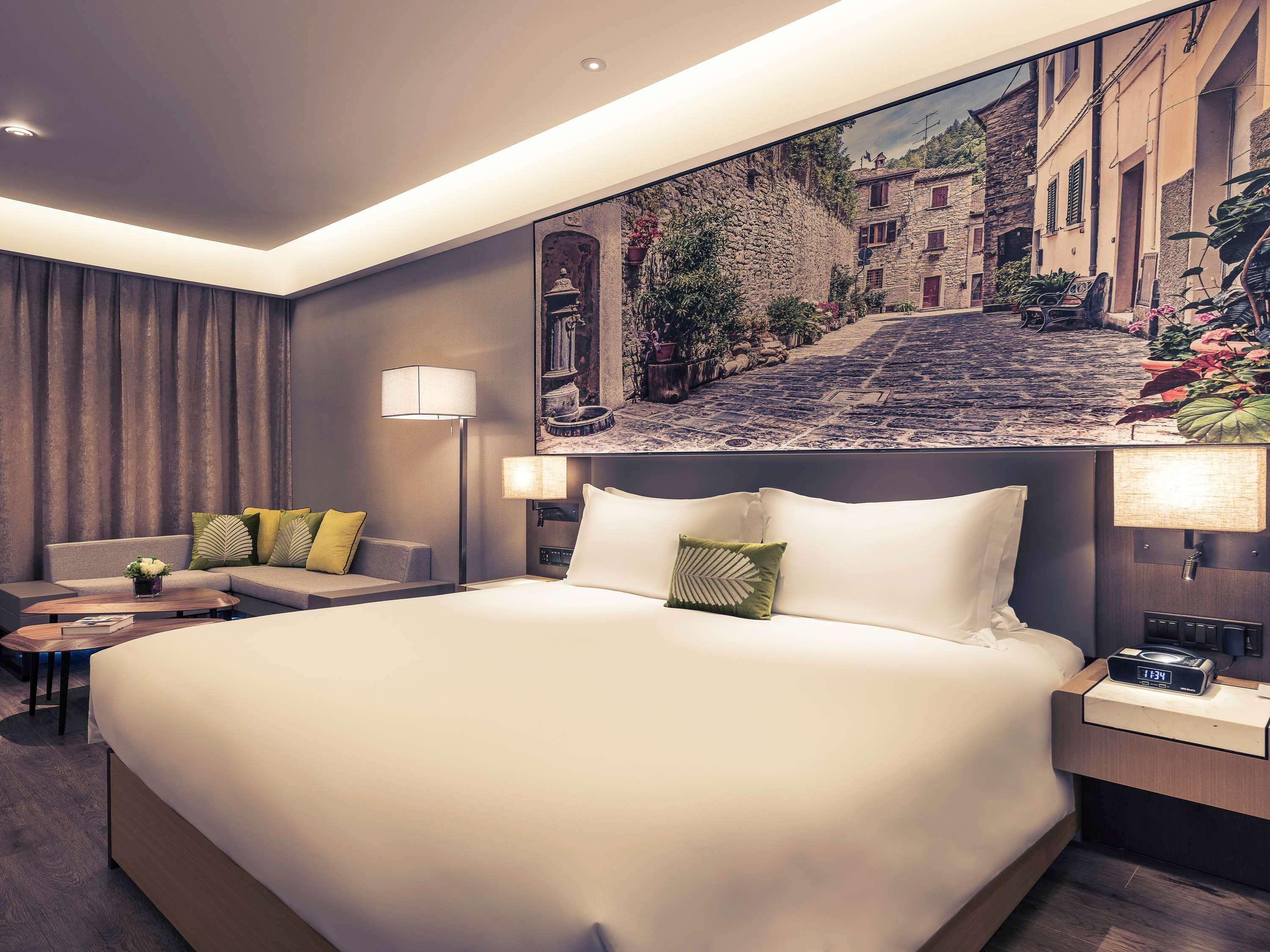 Mercure Hongqiao Railway Station Hotel