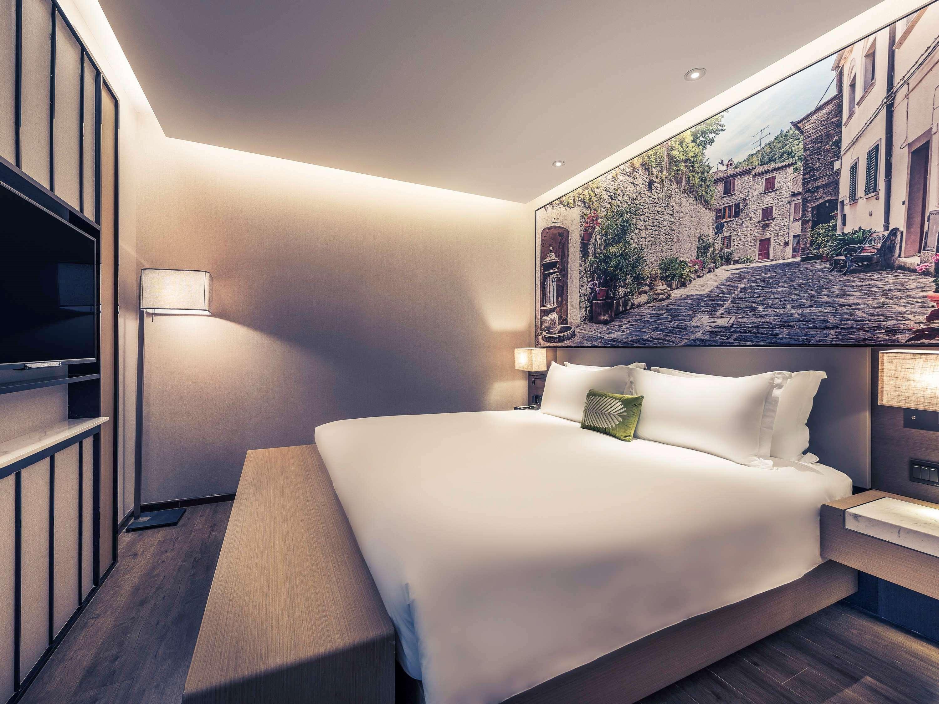 Mercure Hongqiao Railway Station Hotel 4*