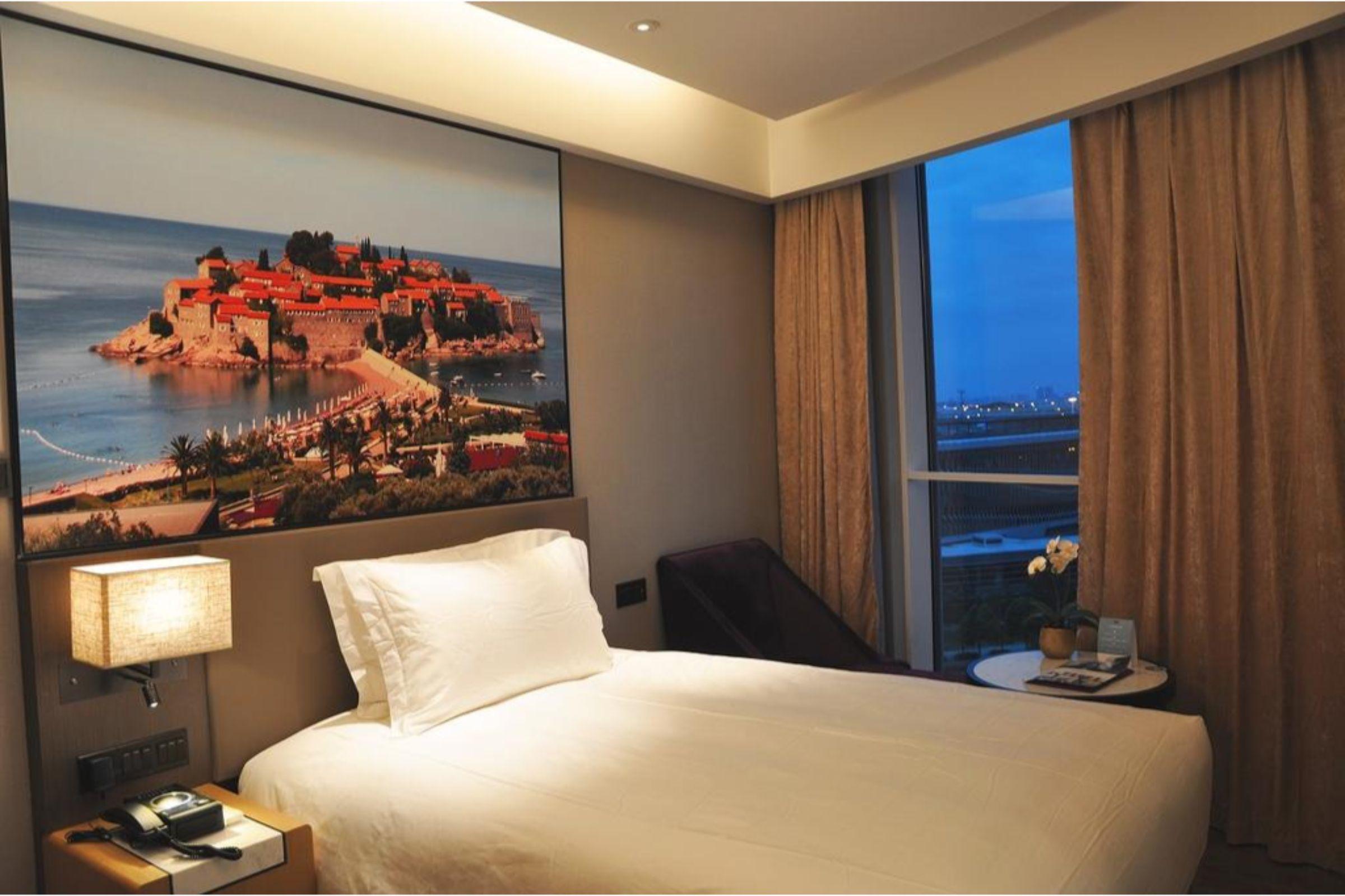 Mercure Hongqiao Railway Station Hotel 4*