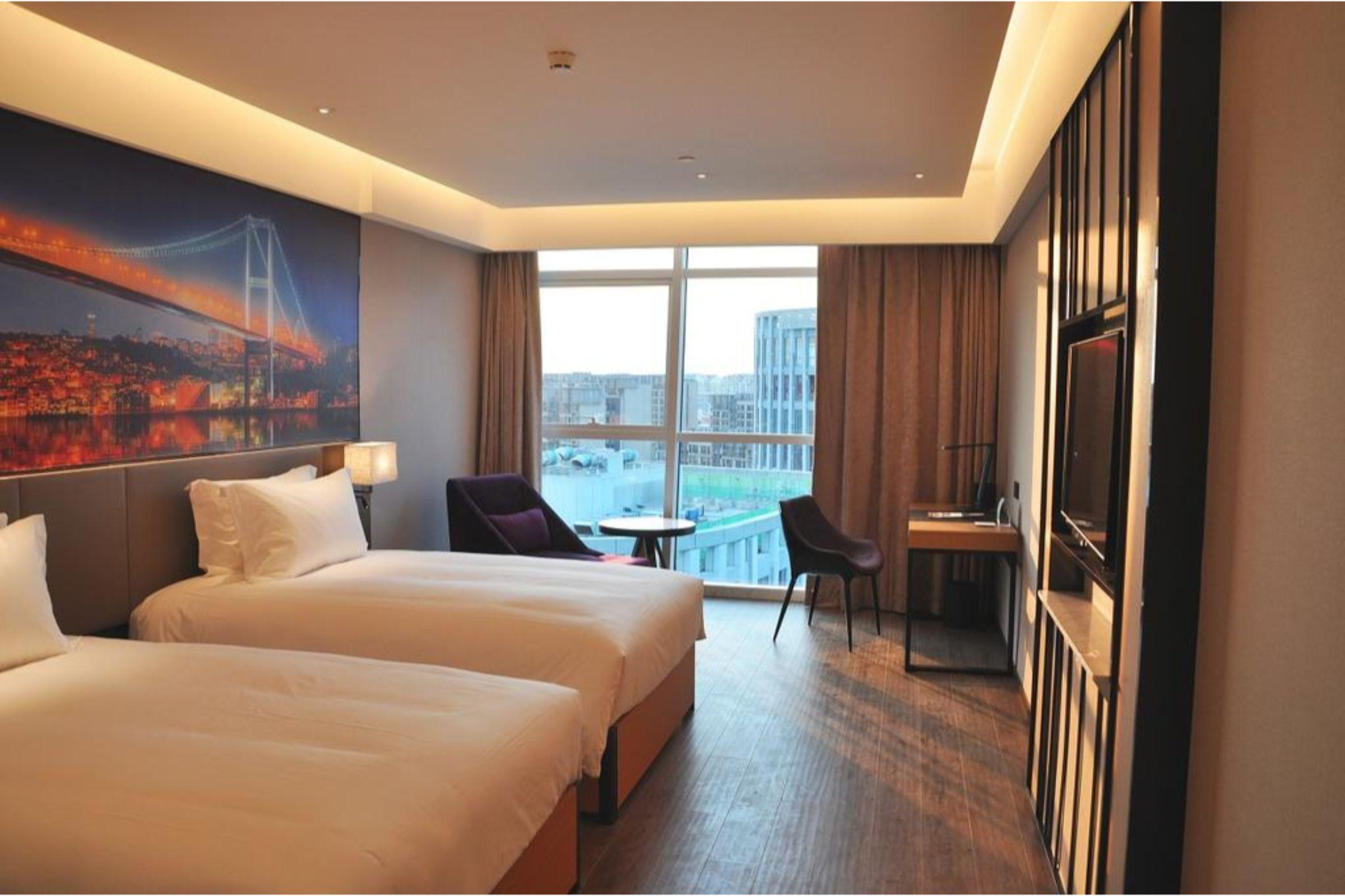 Mercure Hongqiao Railway Station Hotel 4*