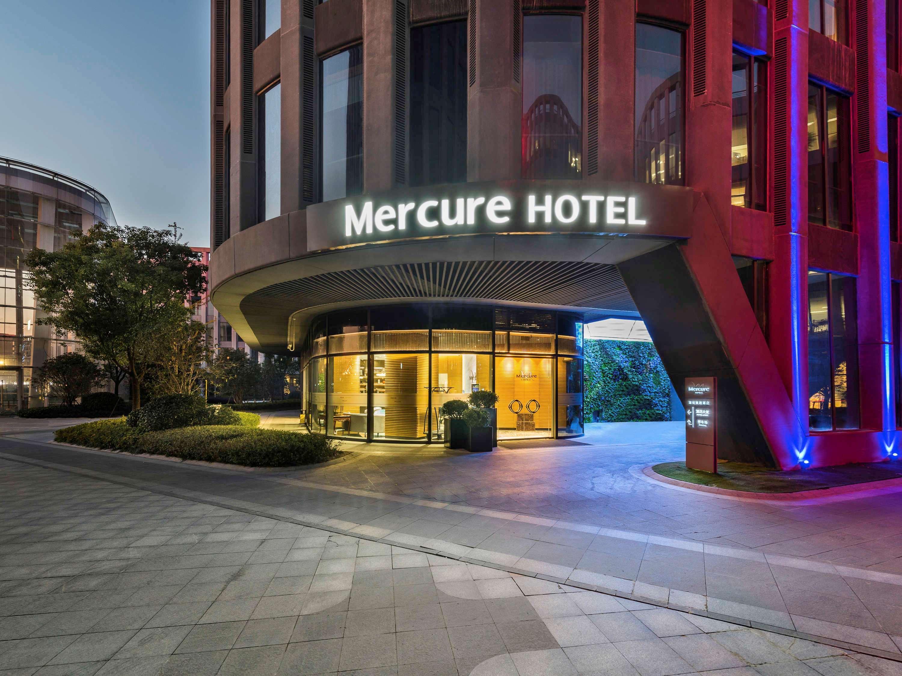 Mercure Hongqiao Railway Station Hotel