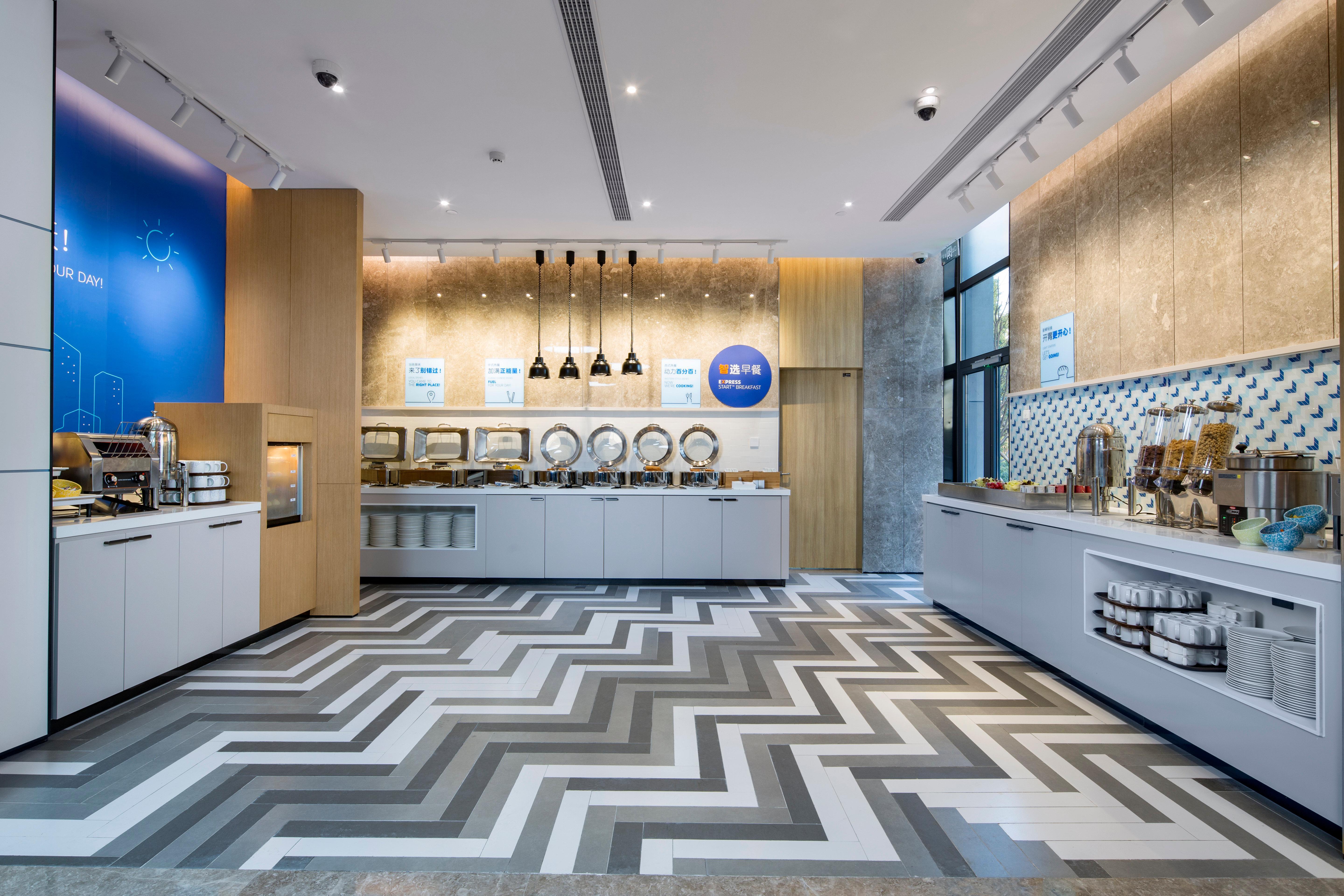Express Kangqiao By Ihg Hotel 4*