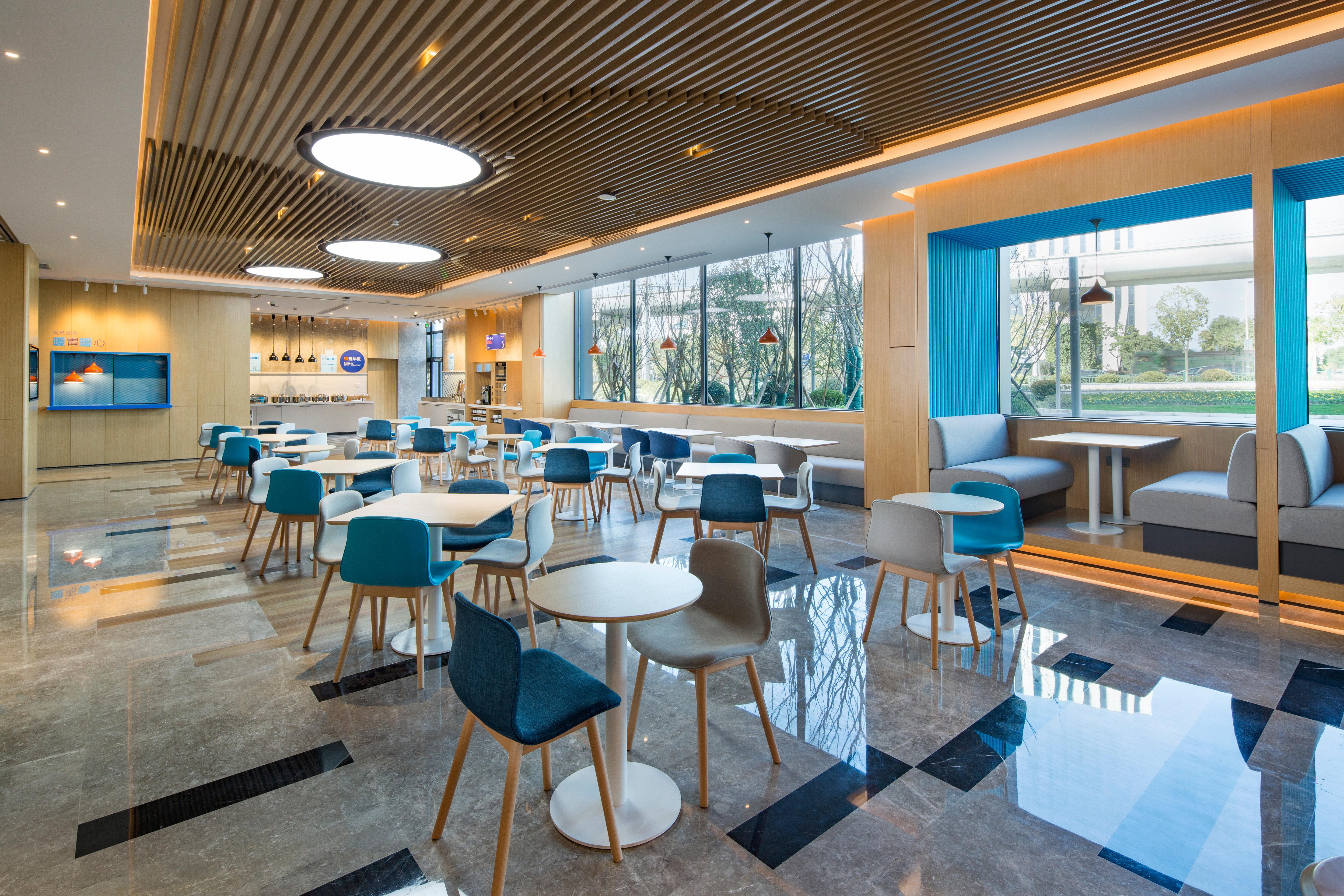 Express Kangqiao By Ihg Hotel 4*