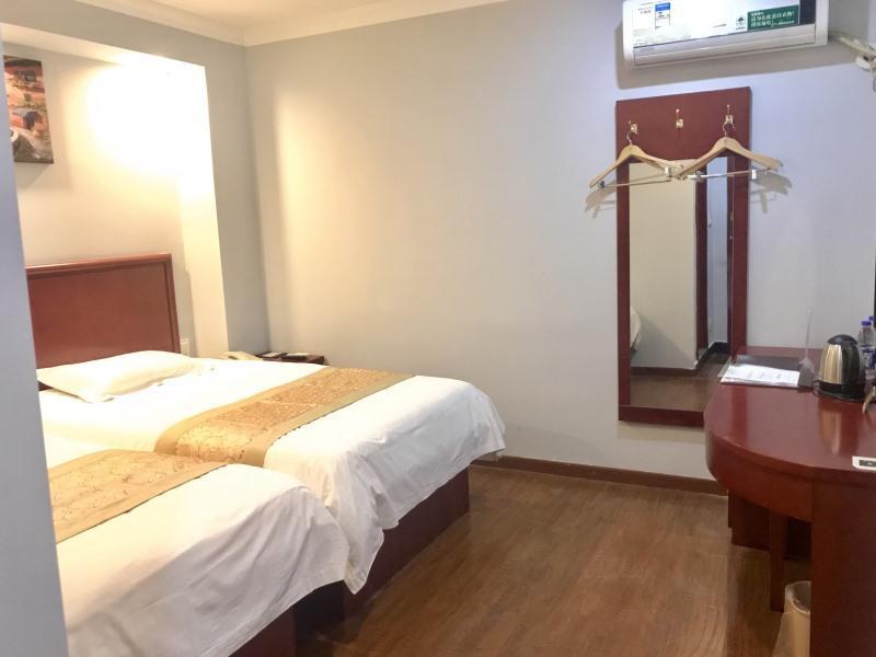Greentree Hub Caoan Road Huajiang Branch Road 3*