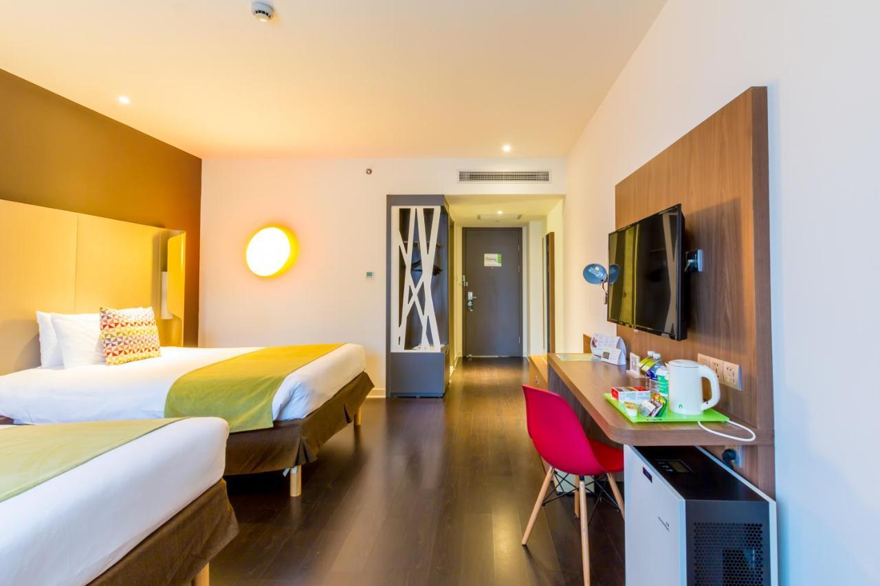 Campanile Railway Station And People's Square - 15 Minutes Drive To The Bund Hotel 3*