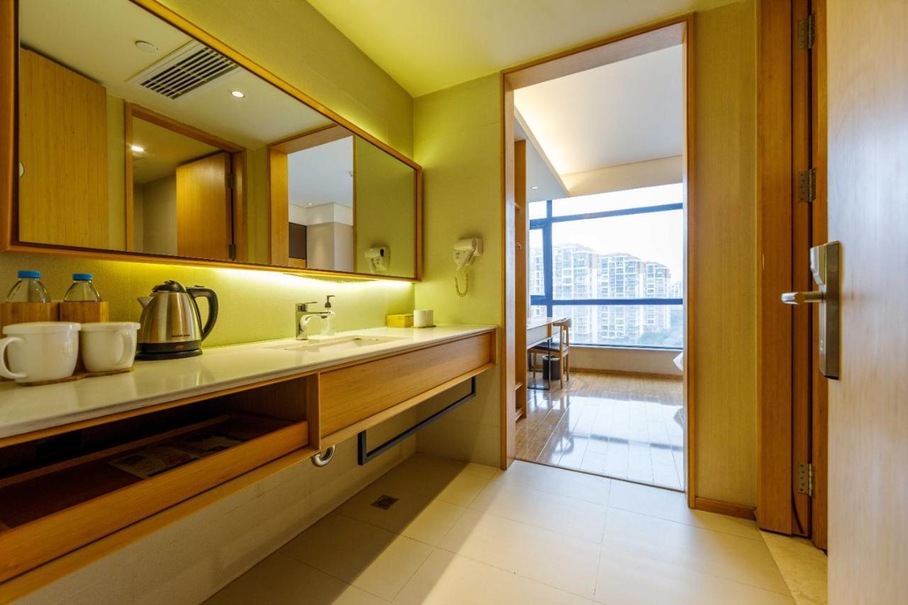 Ji Hongqiao International Exhibition Center Hotel 4*