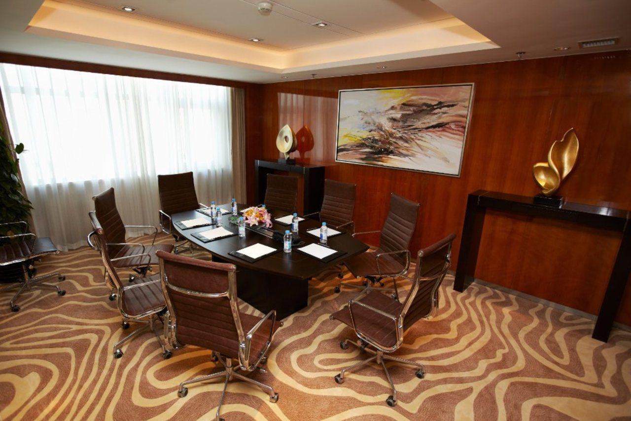 Hotel Ramada Plaza Pudong Airport - A Journey Starts At The Pvg Airport 4*