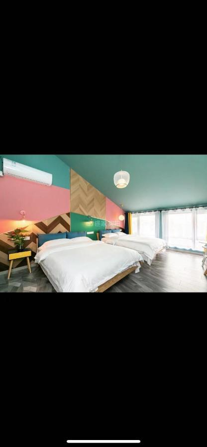 Hotel 80s Waiting 3*