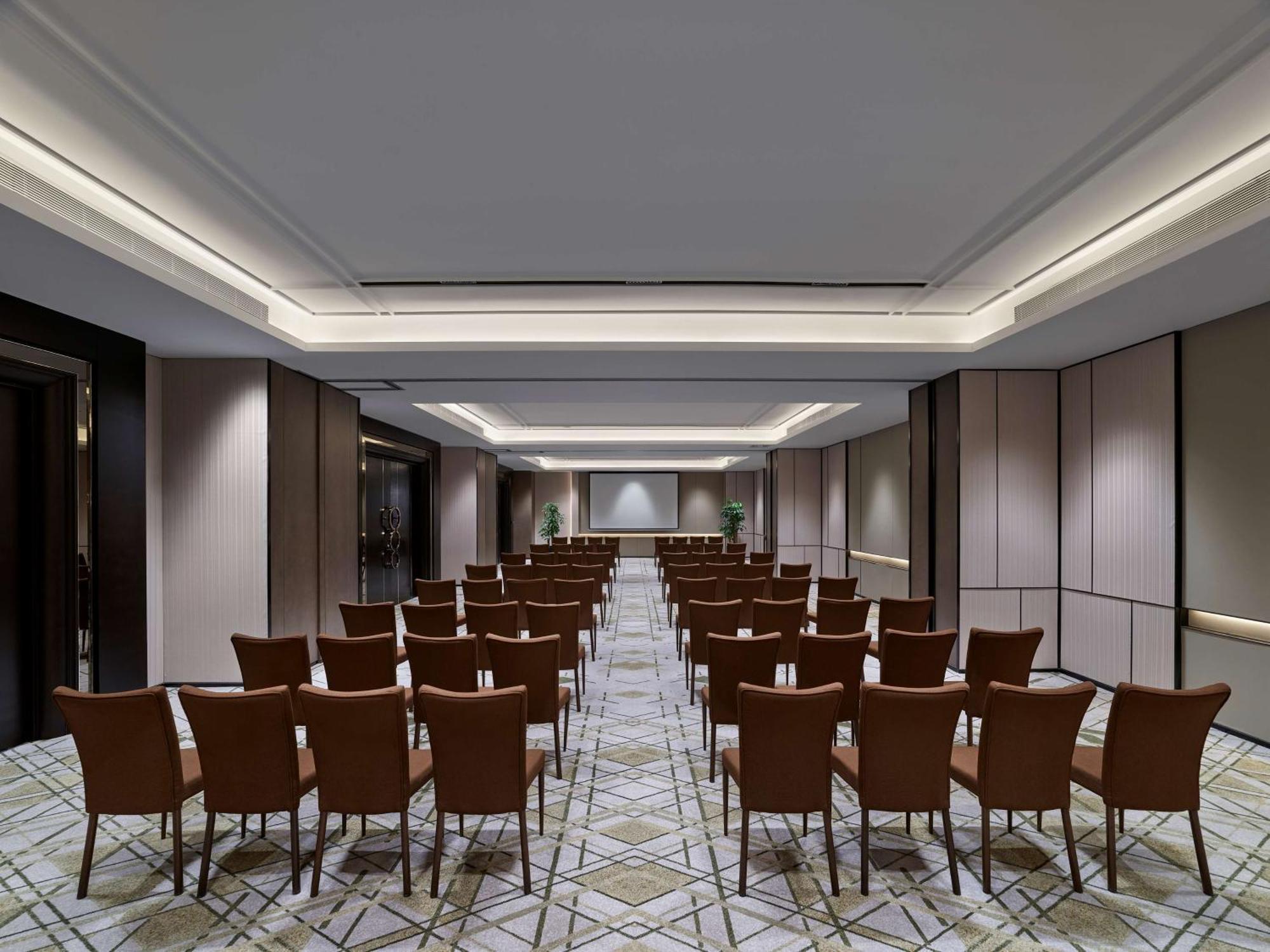 Hotel Hilton Hongqiao 5*
