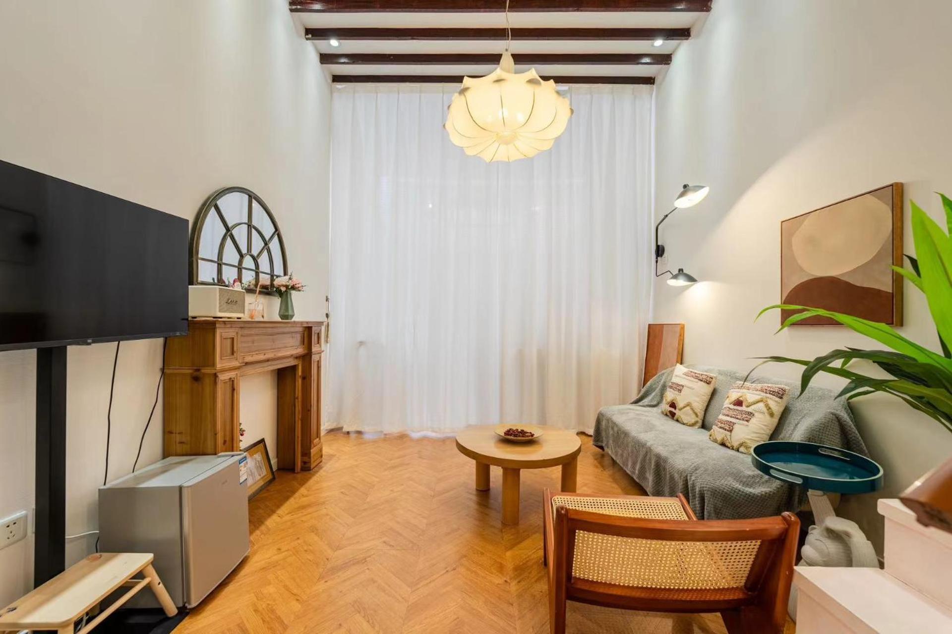 Downtown Blossom B&b- Yongkang Road Homestay Shanghai