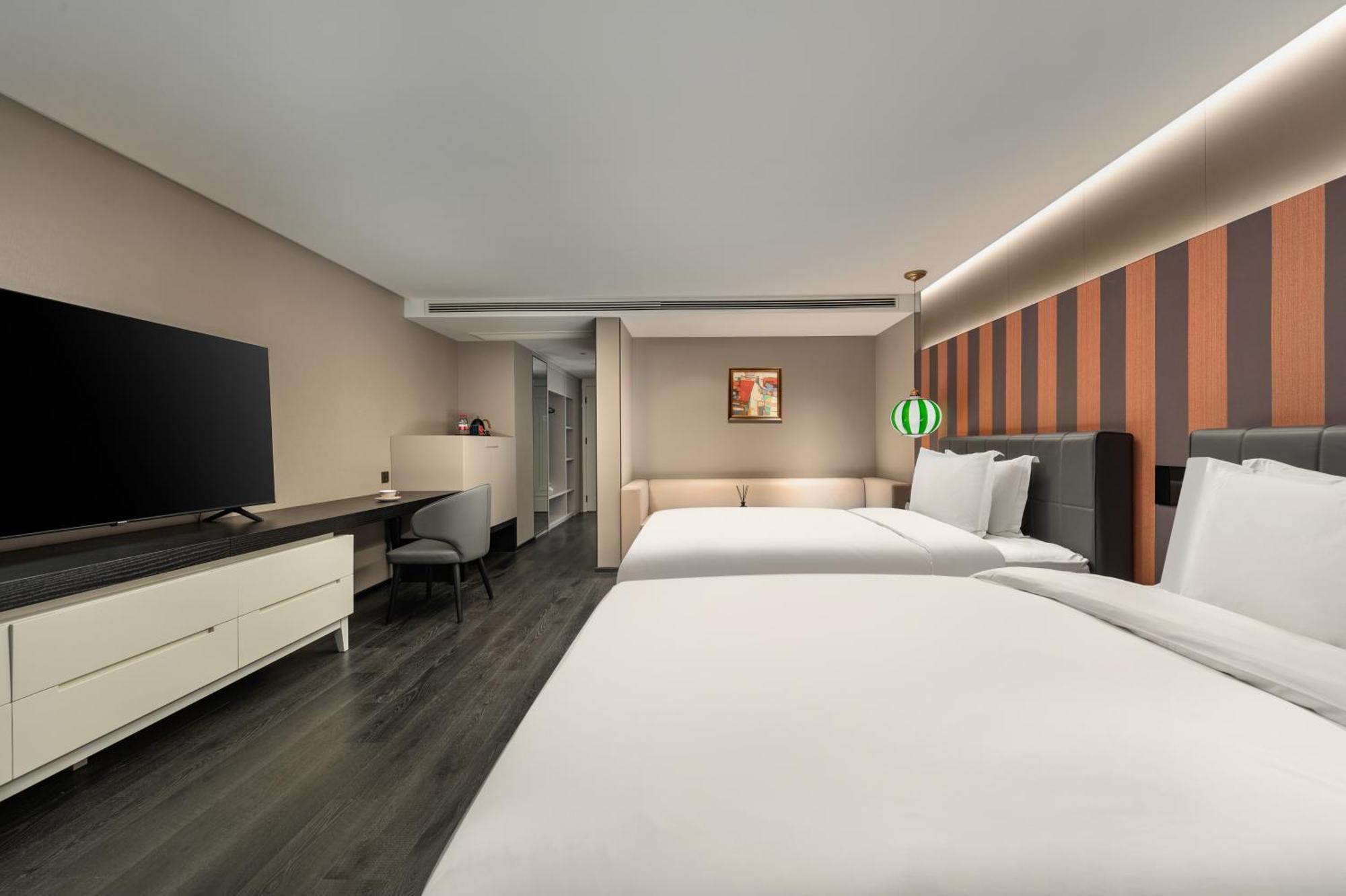 Jinglai Bushe Bund Nanjing West Road 4*