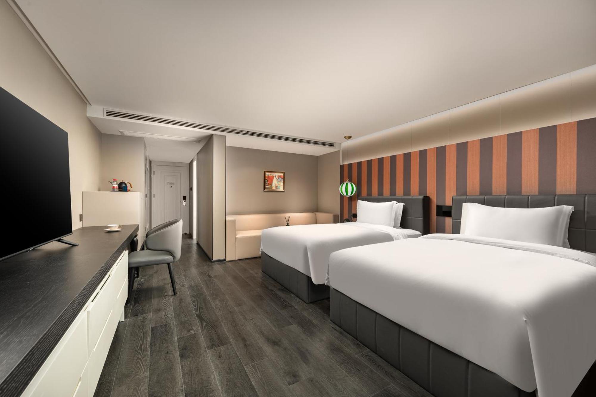 Jinglai Bushe Bund Nanjing West Road