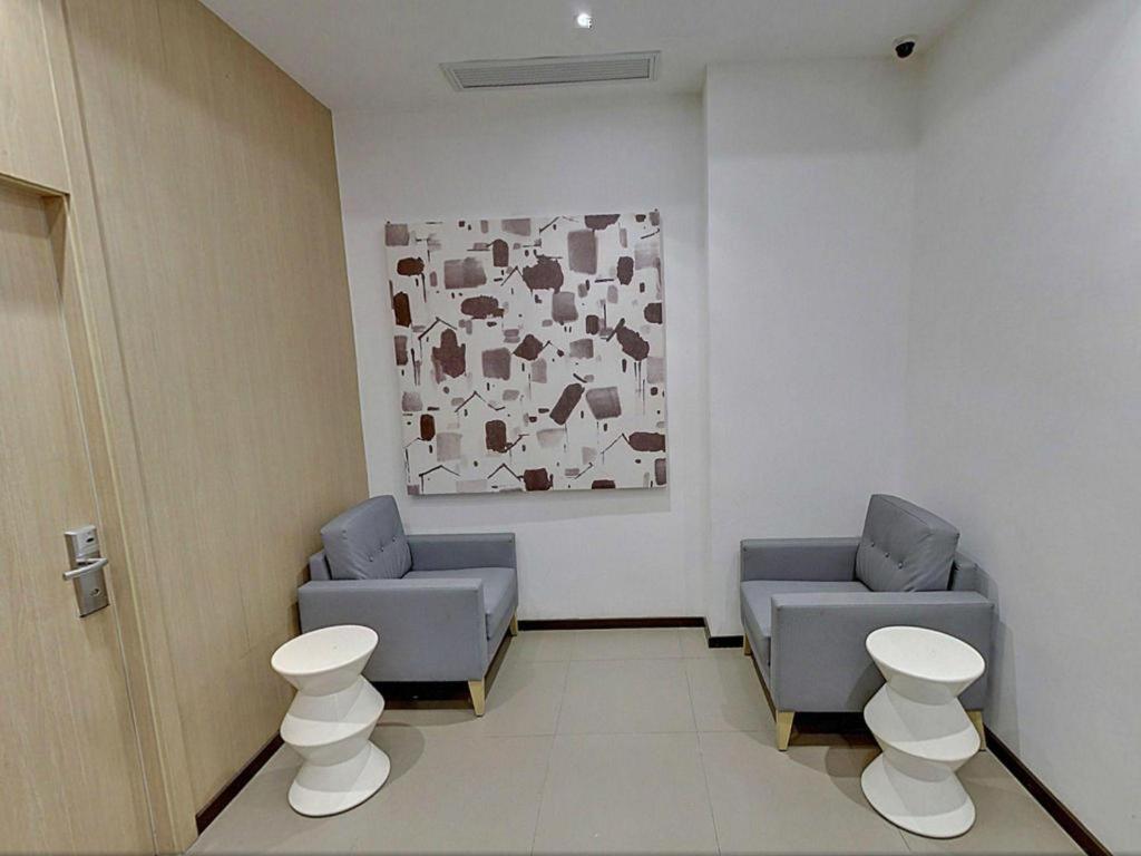 Hanting Xujiahui Center Hotel 2*