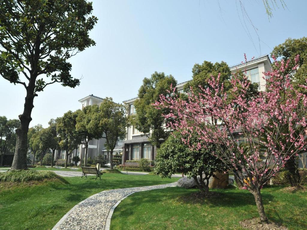 Royal Tulip Zhujiajiao Resort 5*
