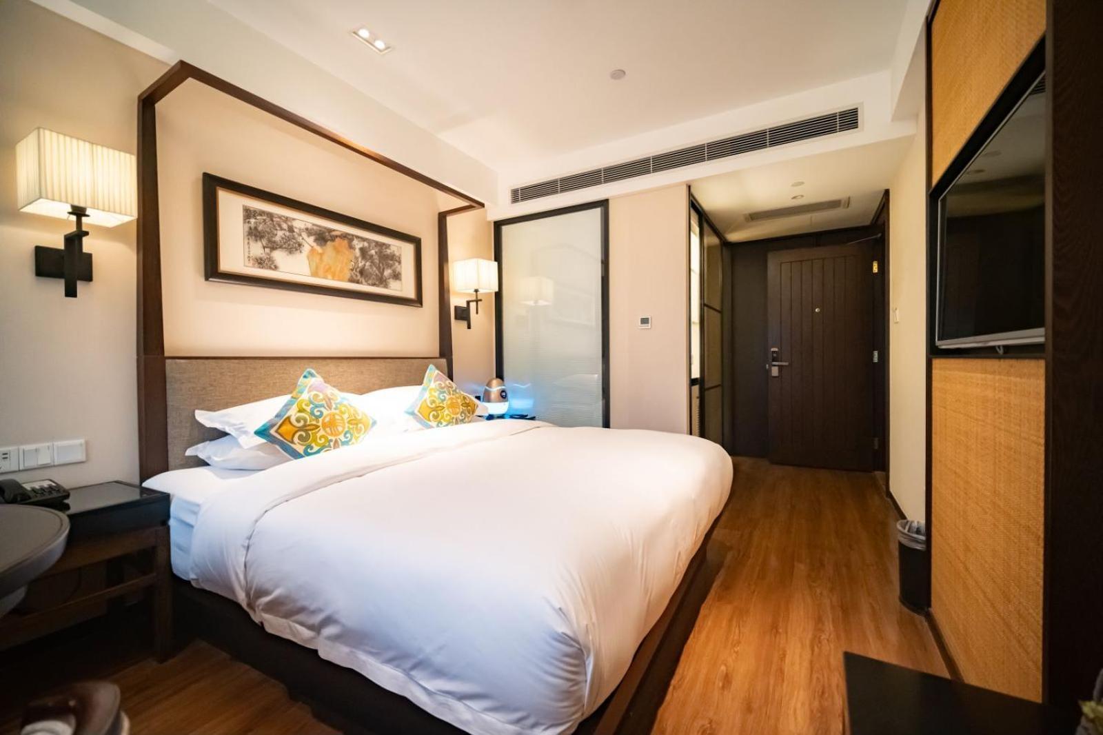 Ssaw Boutique South Xuhui Riyueguang Hotel 4*