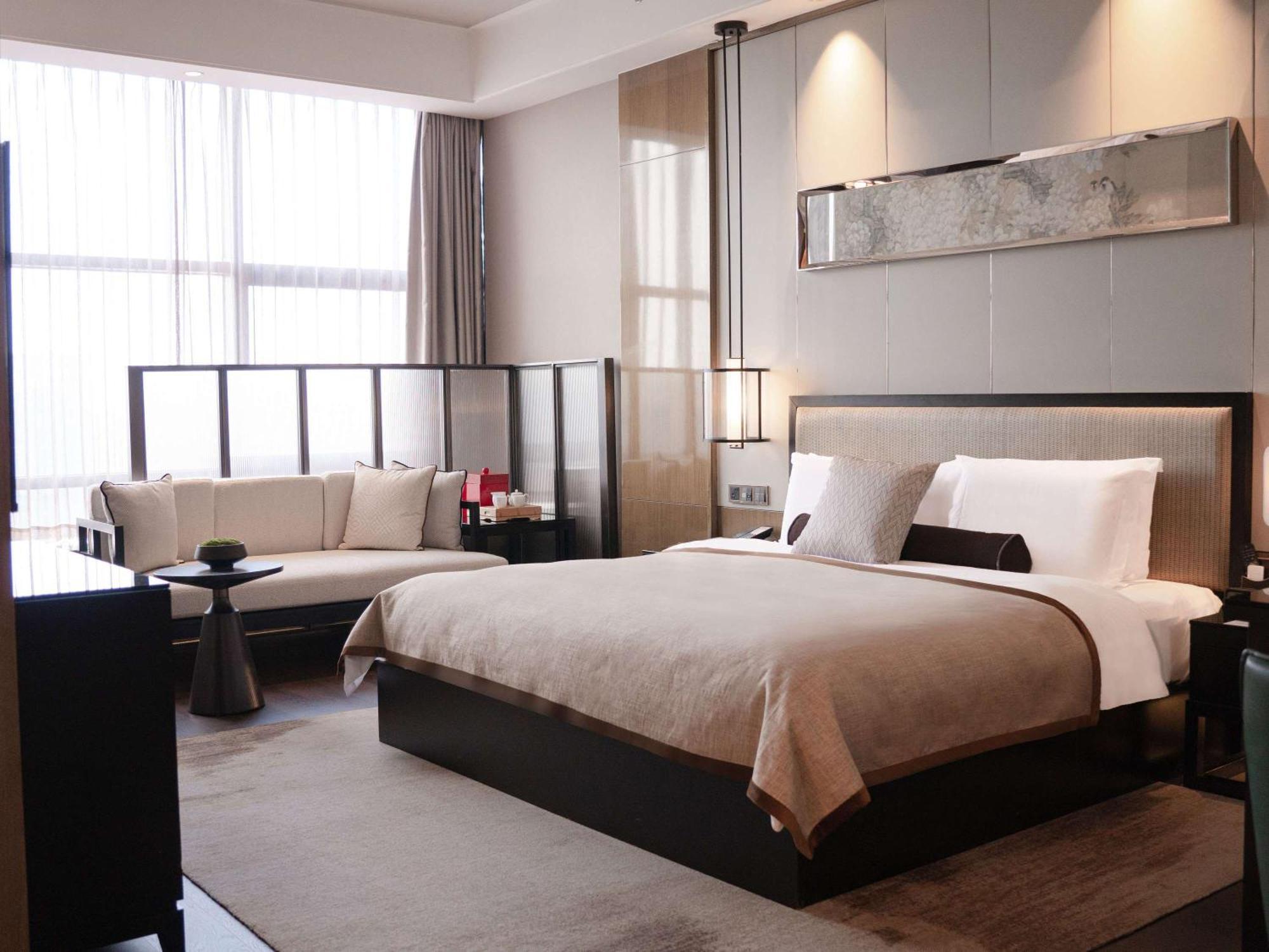 Pullman Jingan Hotel 5*