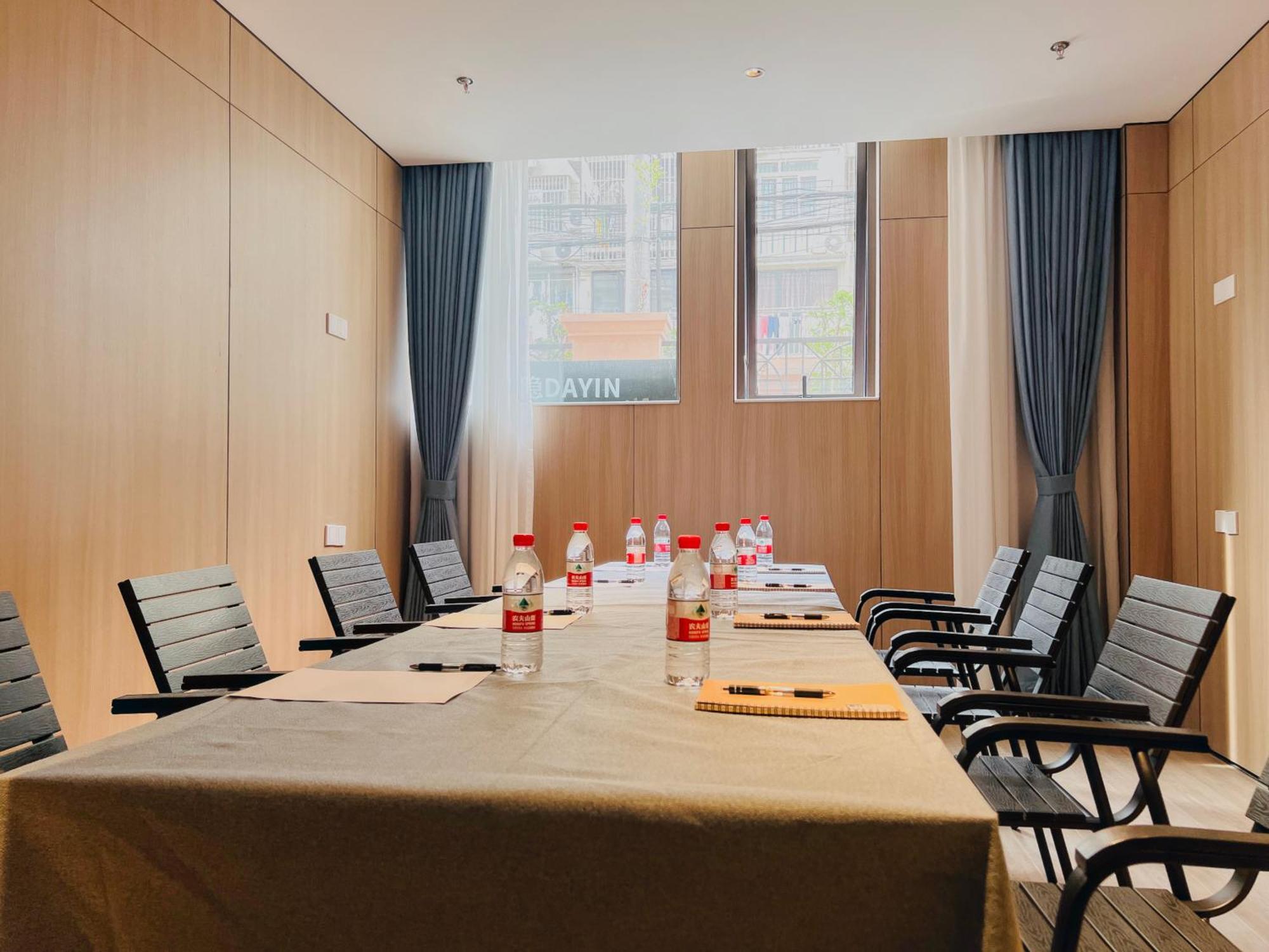 Dayin Garden -near People's Square & Nanjing Road-large Social Area -bar -cafe -gym -free Laundry Luggage Storage -24h Front Desk-english Service Hotel 3*