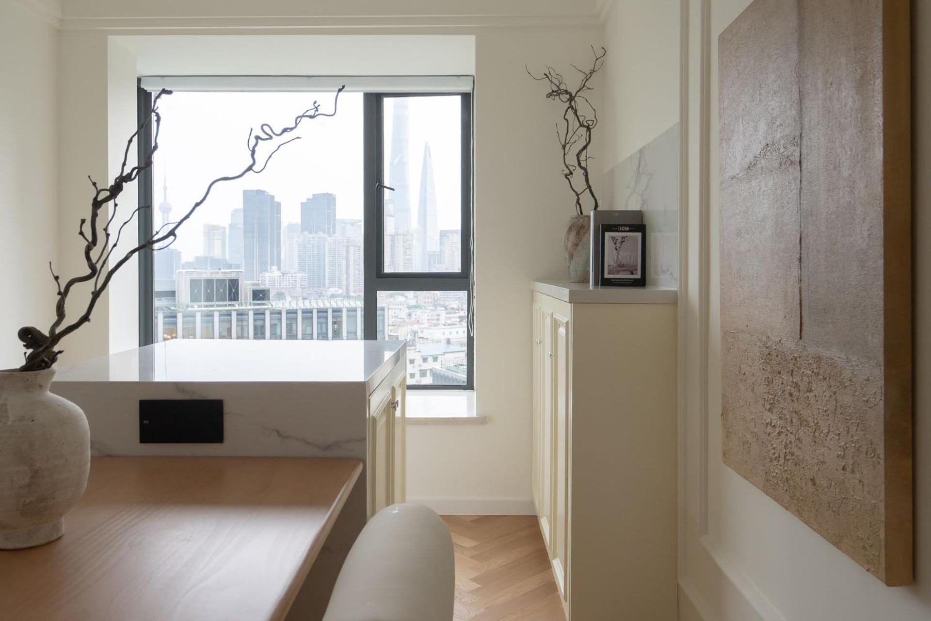 In The Of Center With Bund View And Orient-al Pearl Tv Tower View