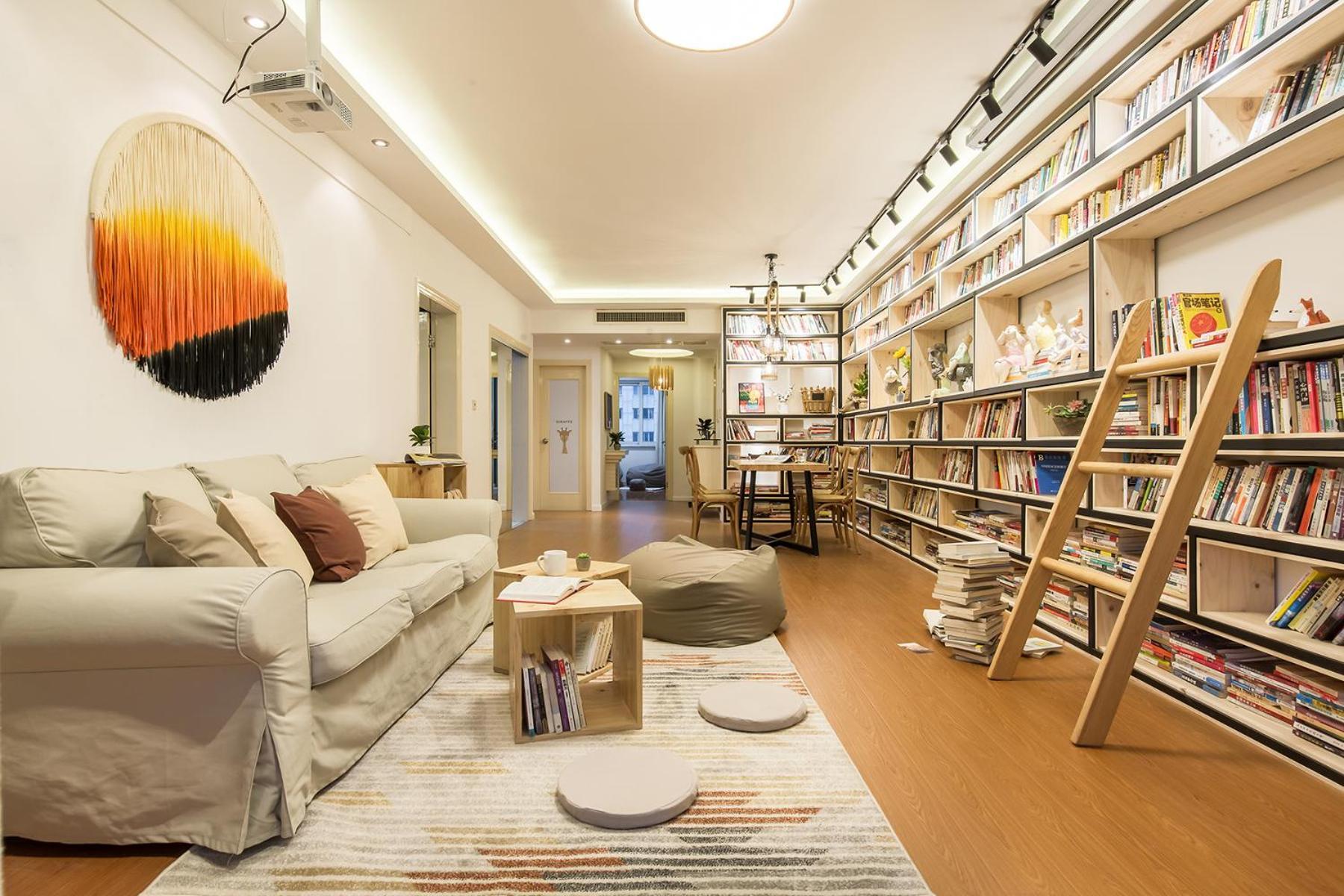 Apartment Book And Bed-people's Square