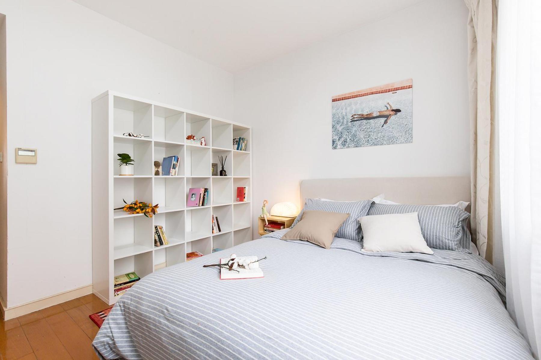 Book And Bed-people's Square Apartment *