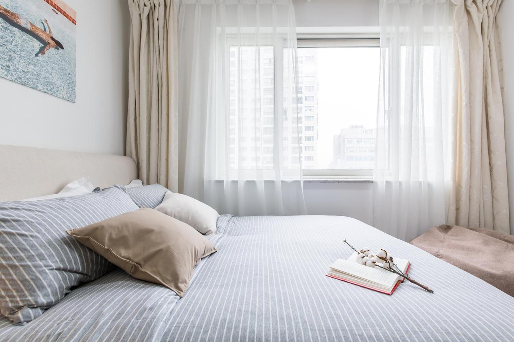 Book And Bed-people's Square *