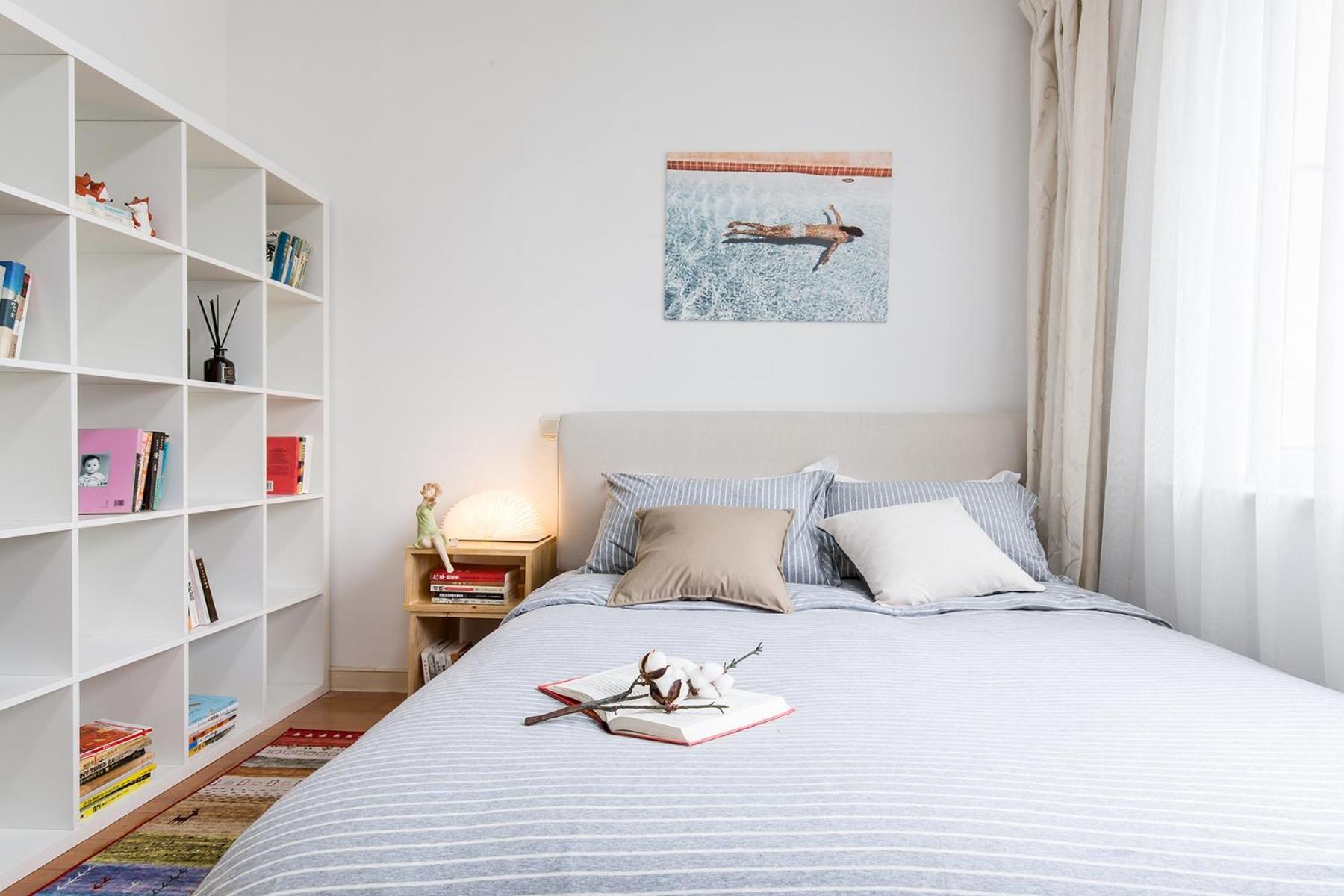 Apartment Book And Bed-people's Square