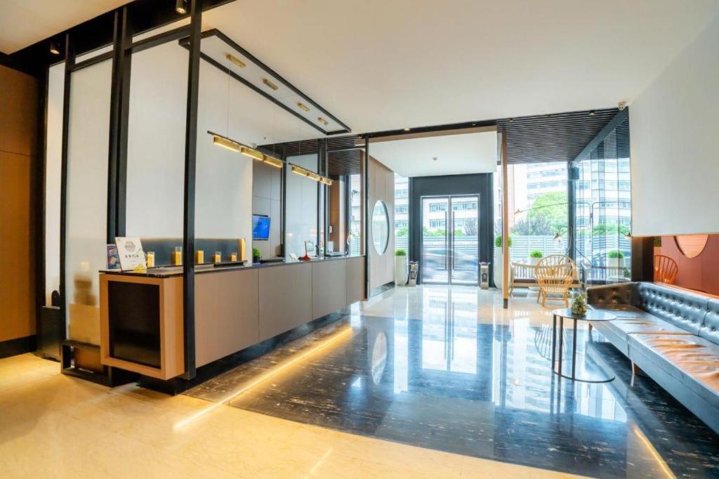 Yitel Hongqiao Caohejing Hongmei Road Metro Station Hotel 4*