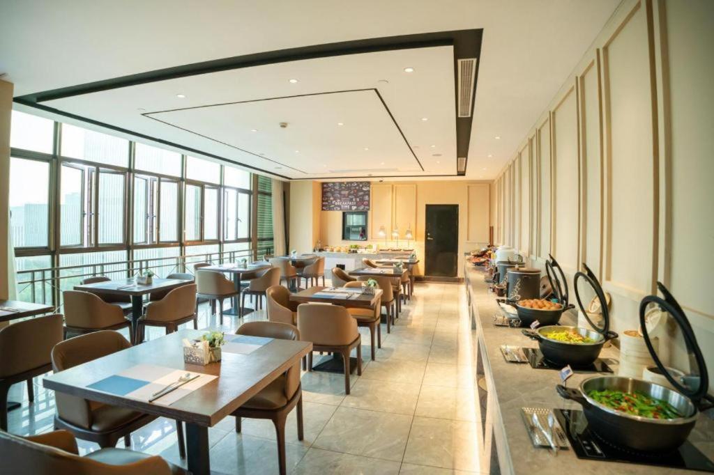 Hotel Yitel Hongqiao Caohejing Hongmei Road Metro Station 4*