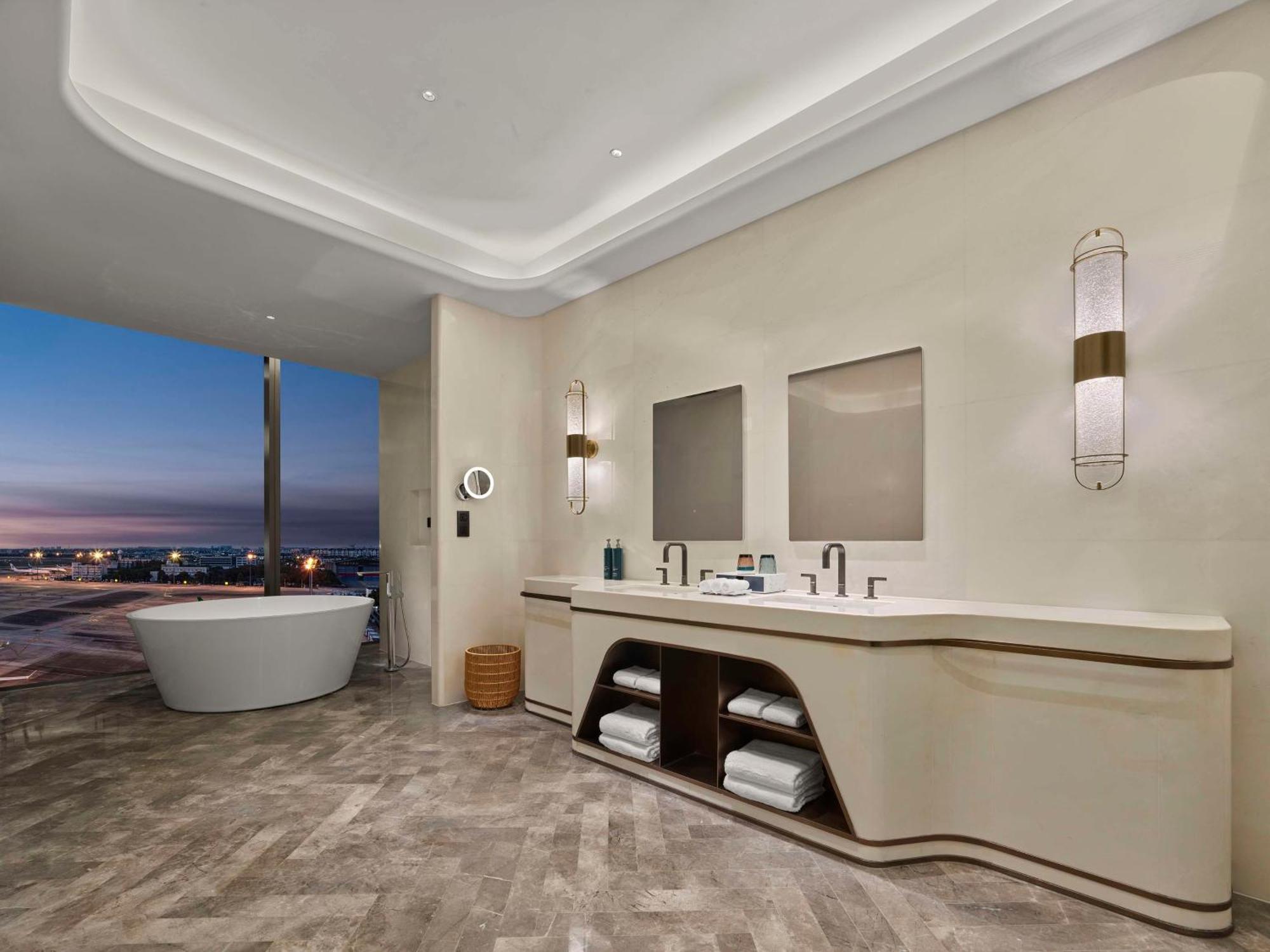 Hotel Hilton Hongqiao International Airport 5*