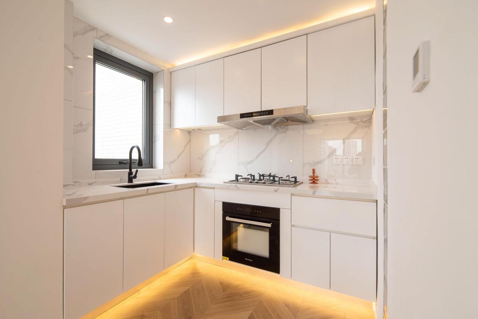 Molly B&b- Near Nanjing East Road 2-bedrooms With Elevator 2 Bathrooms, Bathtub Apart Ment Near The Subway
