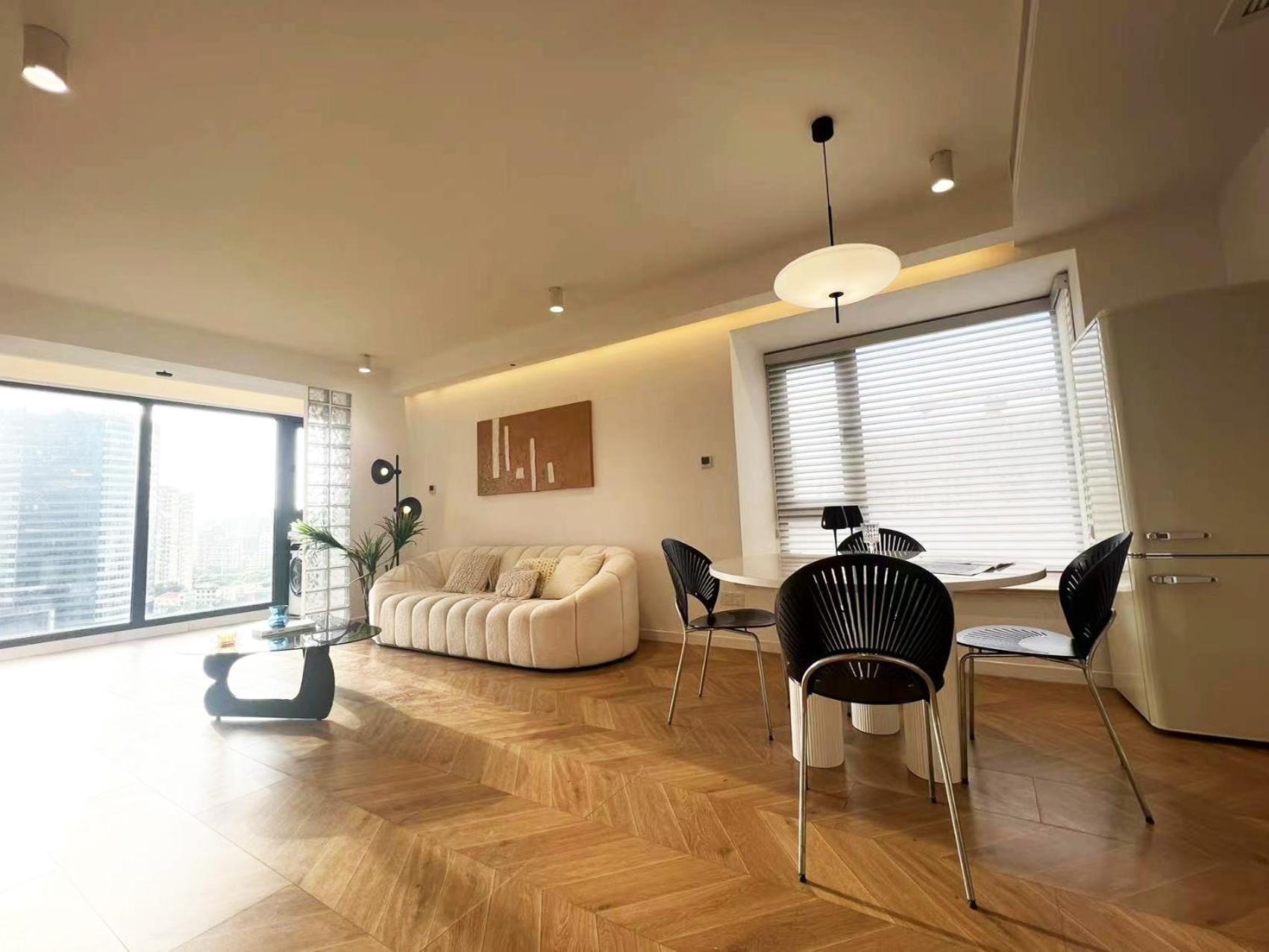 Apartment Molly B&b- Near Nanjing East Road 2-bedrooms With Elevator 2 Bathrooms, Bathtub Apart Ment Near The Subway *