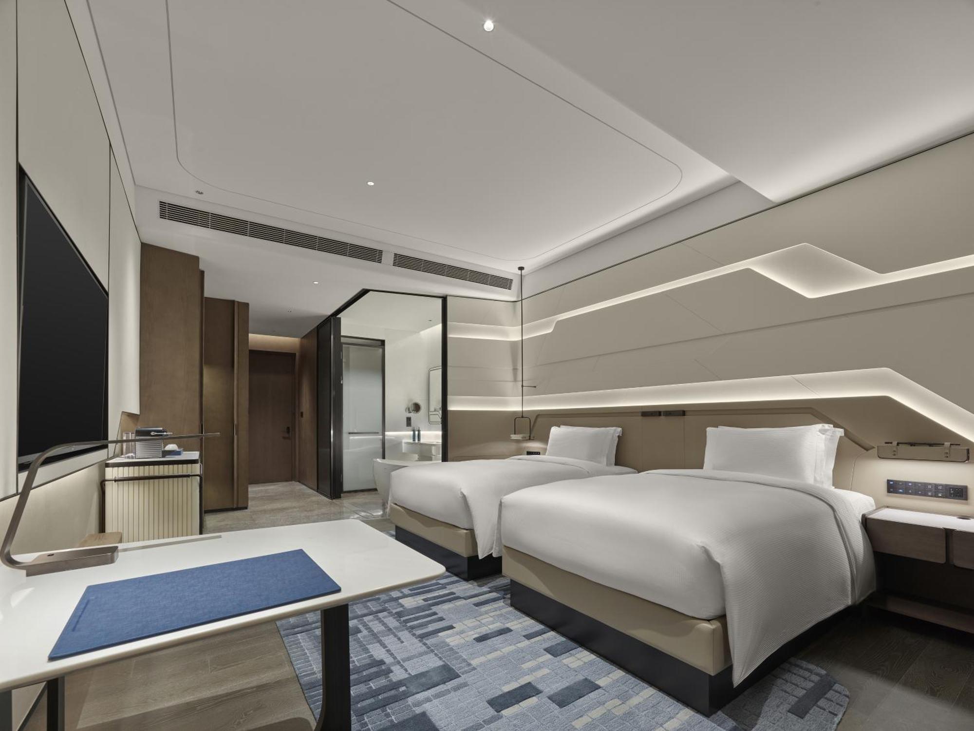 Hotel Hilton Hongqiao International Airport 5*