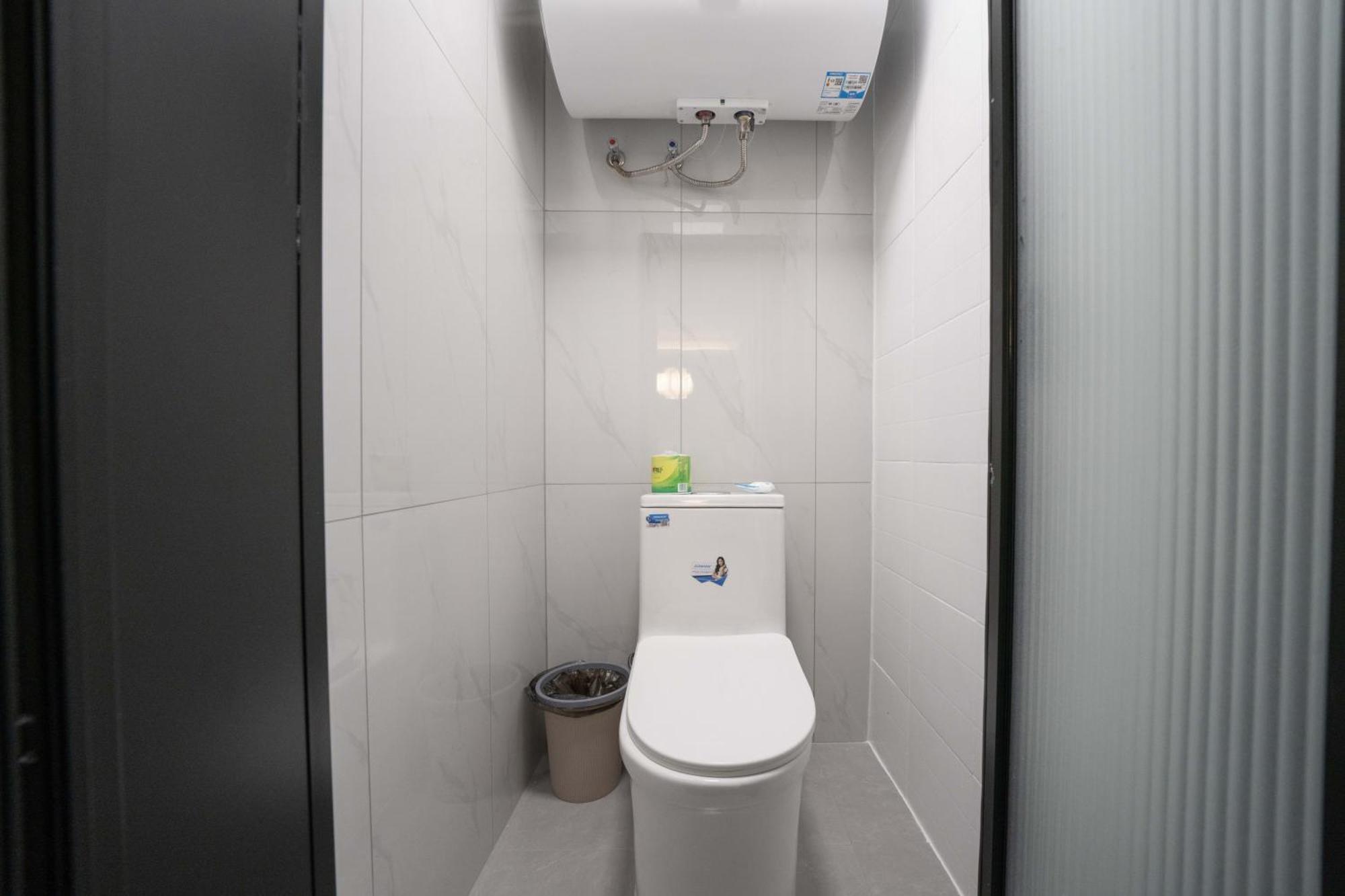 Yi Du - Family Located 500 Meters Away From Nanjing West Road Subway And Near People's Square