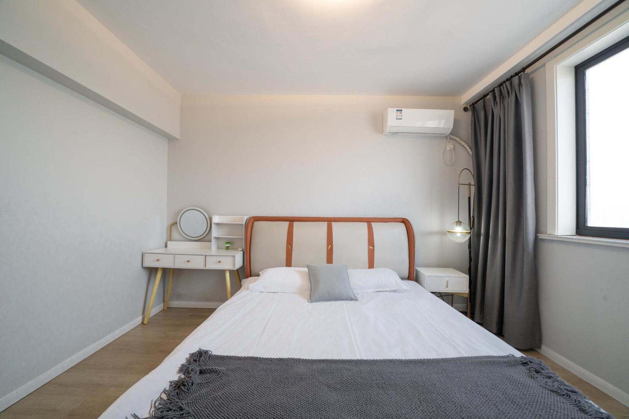 Apartment Book And Bed-people's Square *