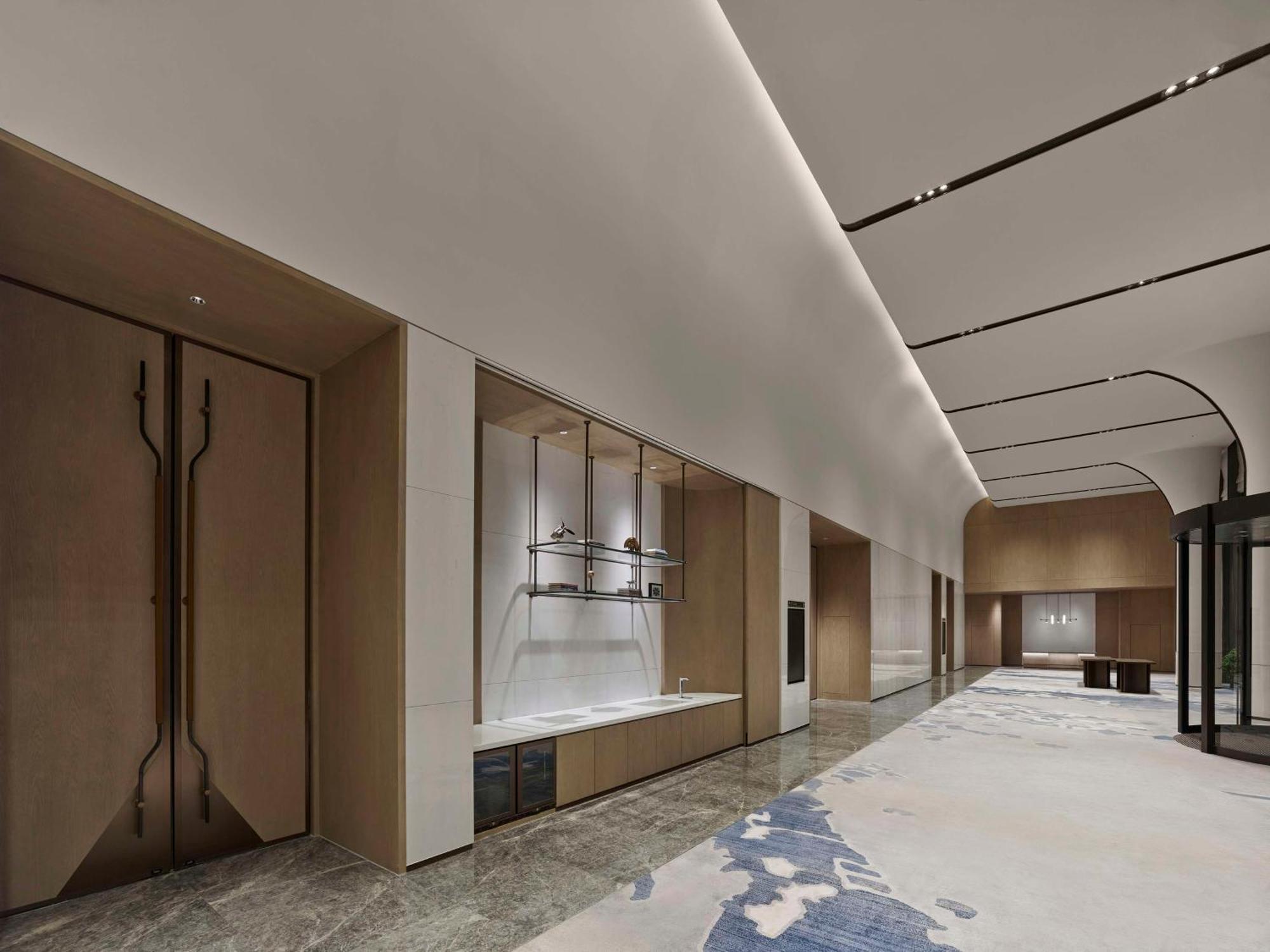 Hilton Hongqiao International Airport Hotel 5*