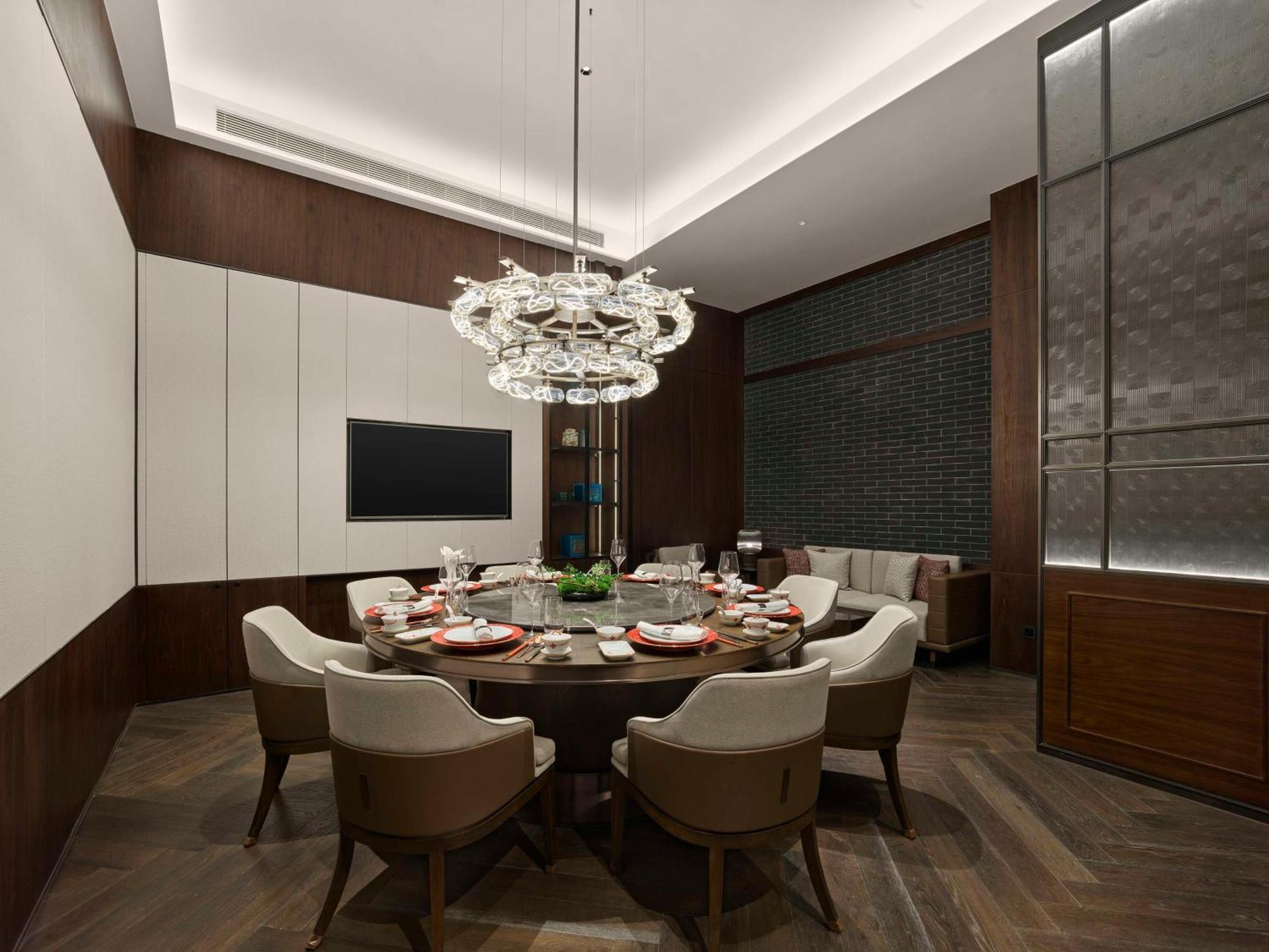 Hotel Hilton Hongqiao International Airport 5*