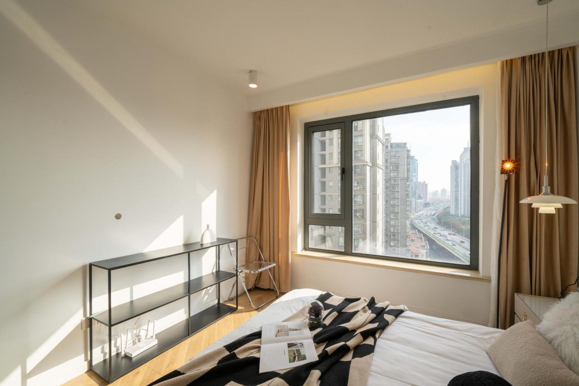 Molly B&b- Near Nanjing East Road 2-bedrooms With Elevator 2 Bathrooms, Bathtub Apart Ment Near The Subway