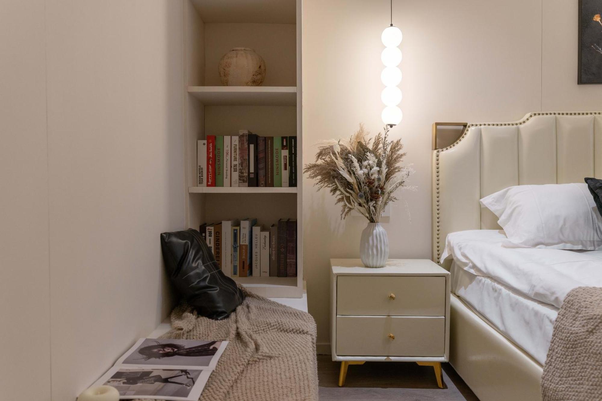 Book And Bed-people's Square Apartment *
