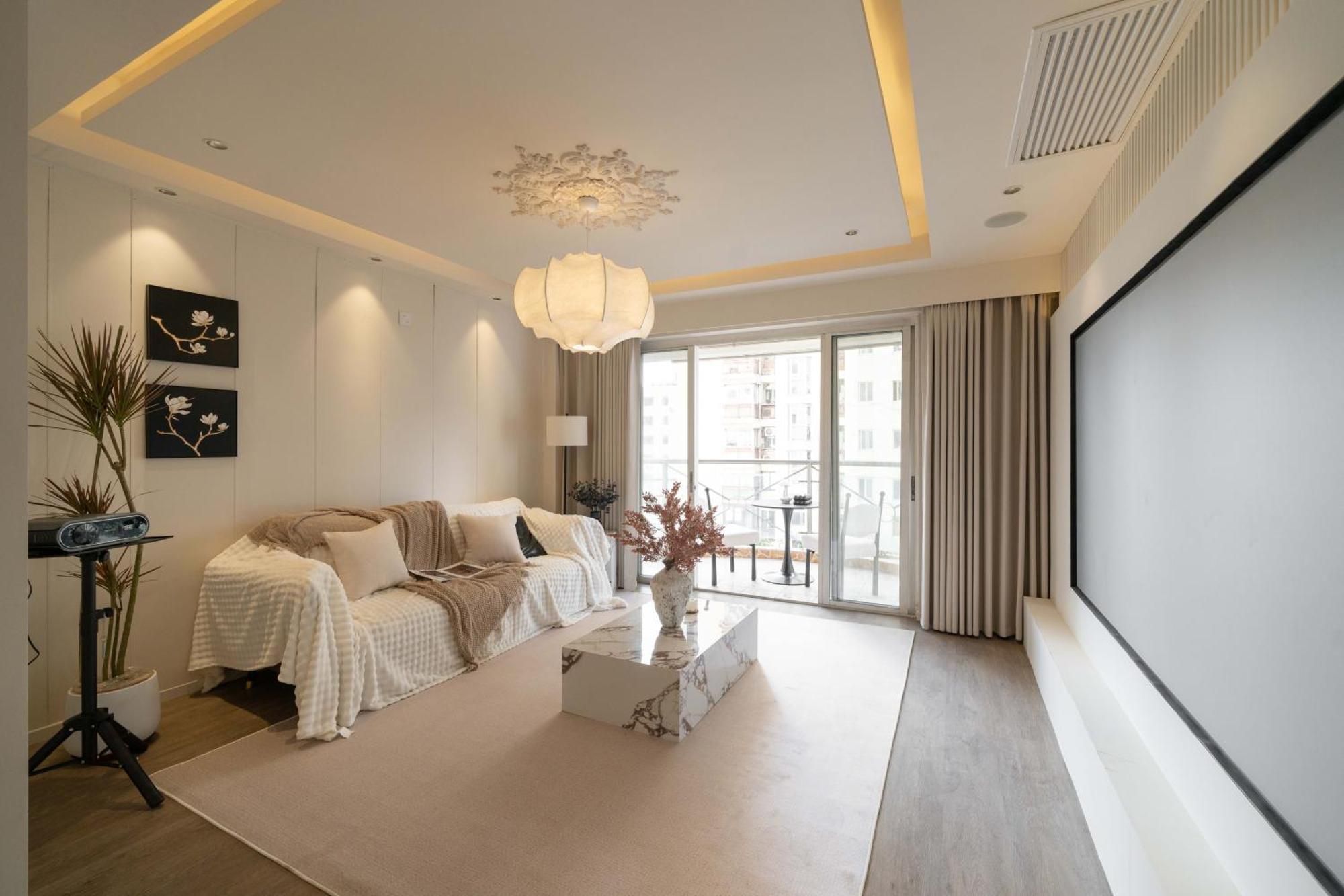 Apartment Book And Bed-people's Square