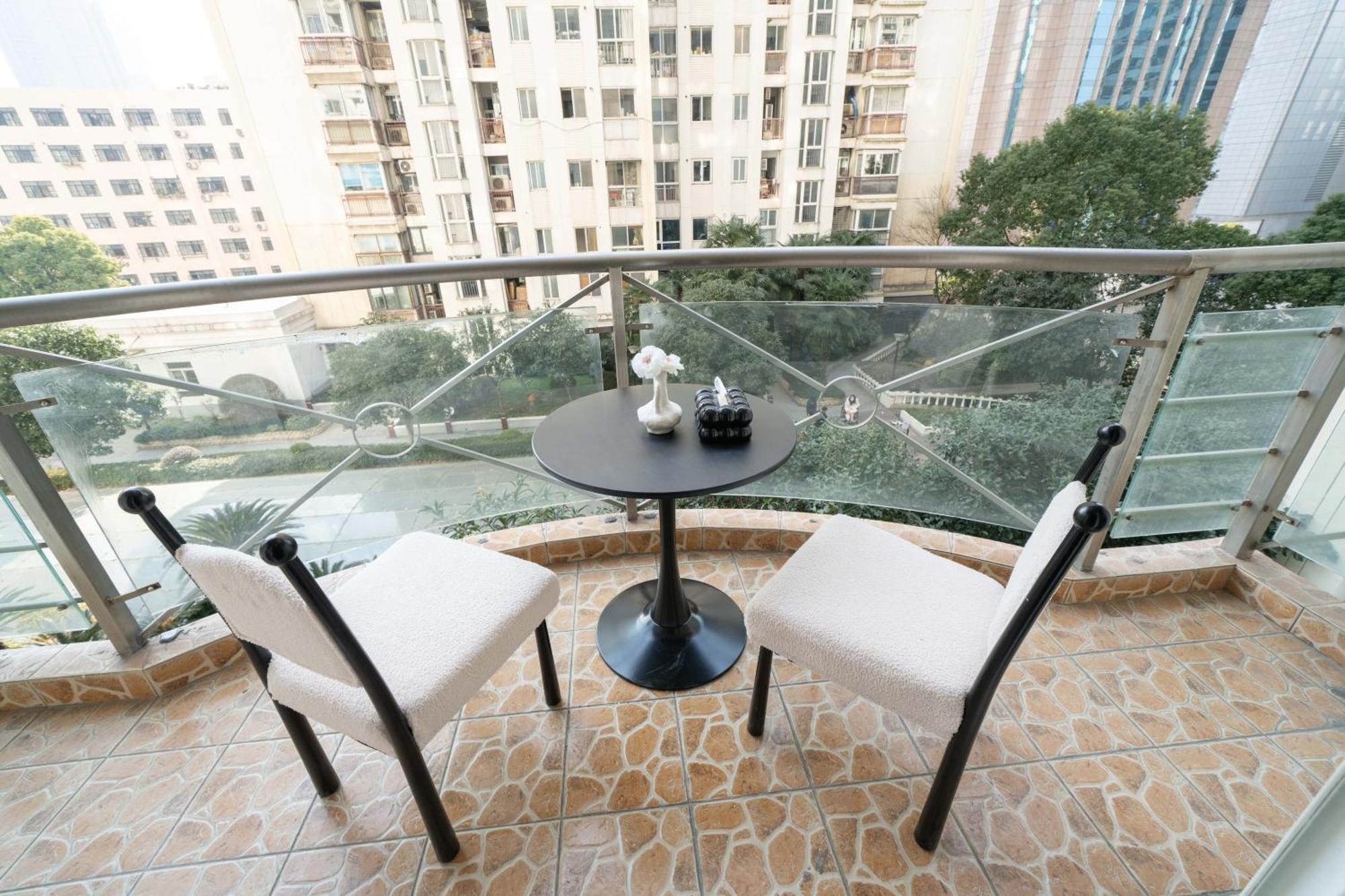 Apartment Book And Bed-people's Square *